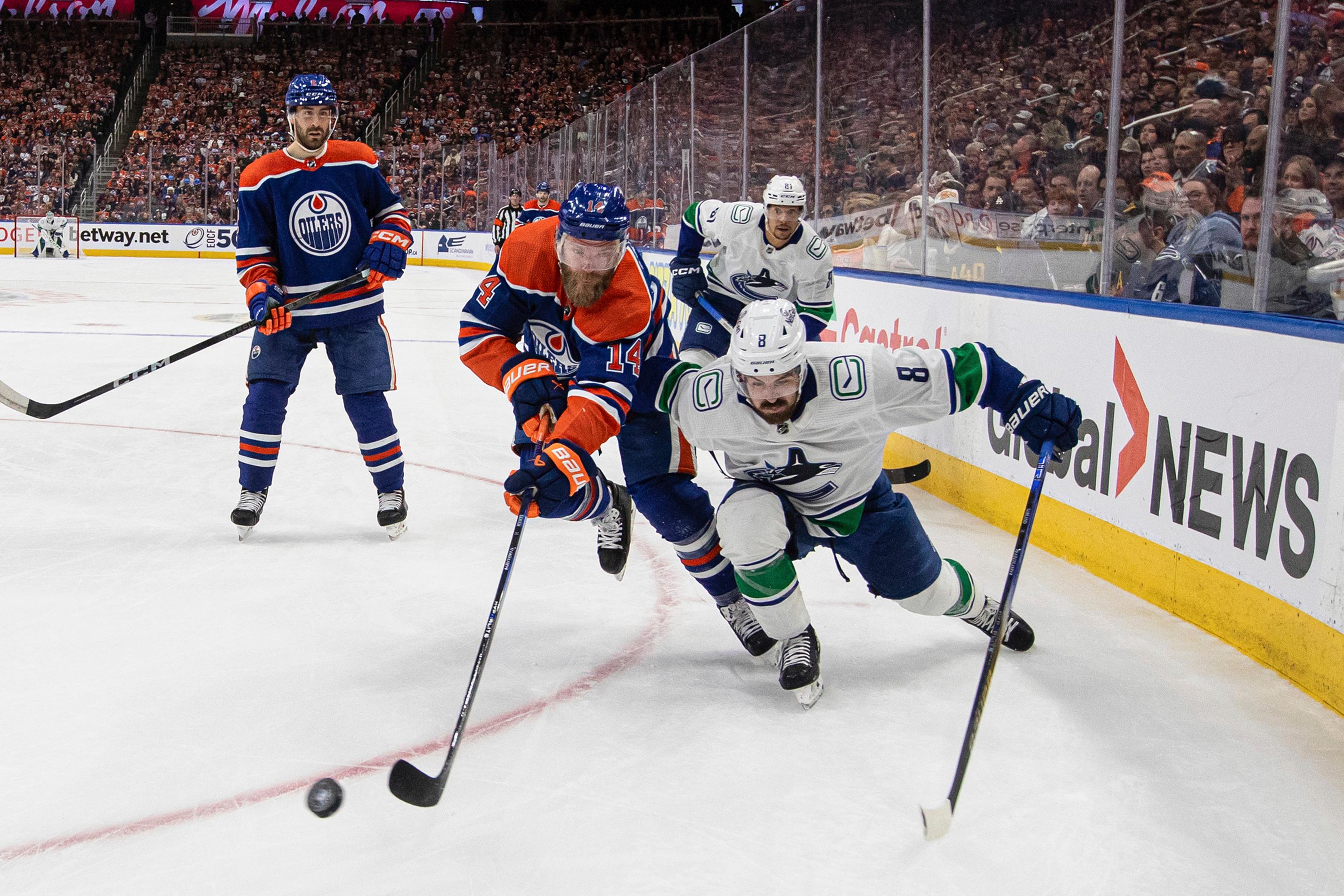 Svenske Edmontonbacken Mattias Ekholm jagar pucken. Foto: Jason Franson/The Canadian Press via AP/TT