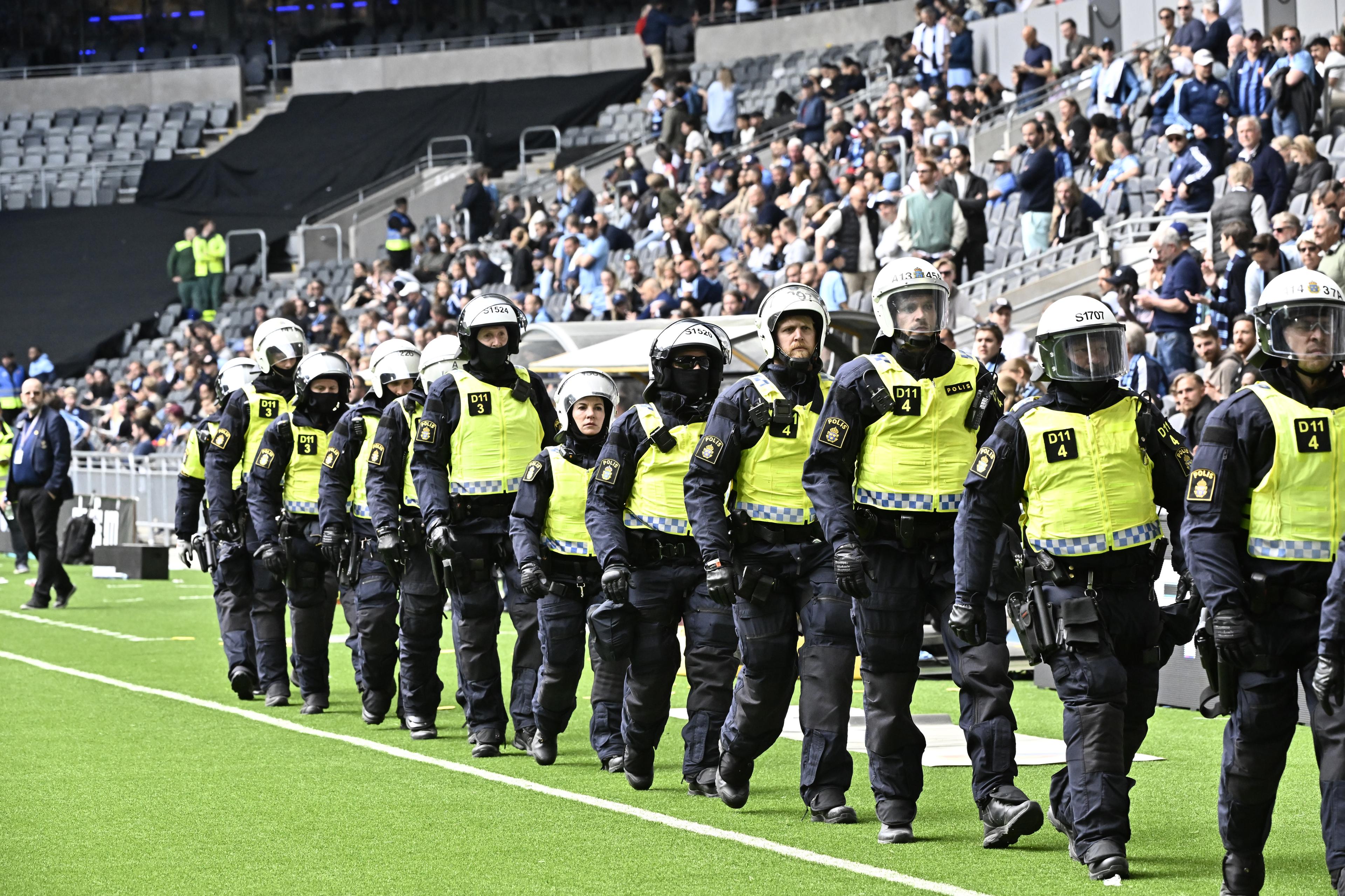 Poliser med hundar och kravallutrustning under skandalderbyt mellan Djurgården och AIK på Tele2 arena i maj i fjol. Arkivbild. Foto: Jonas Ekströmer/TT