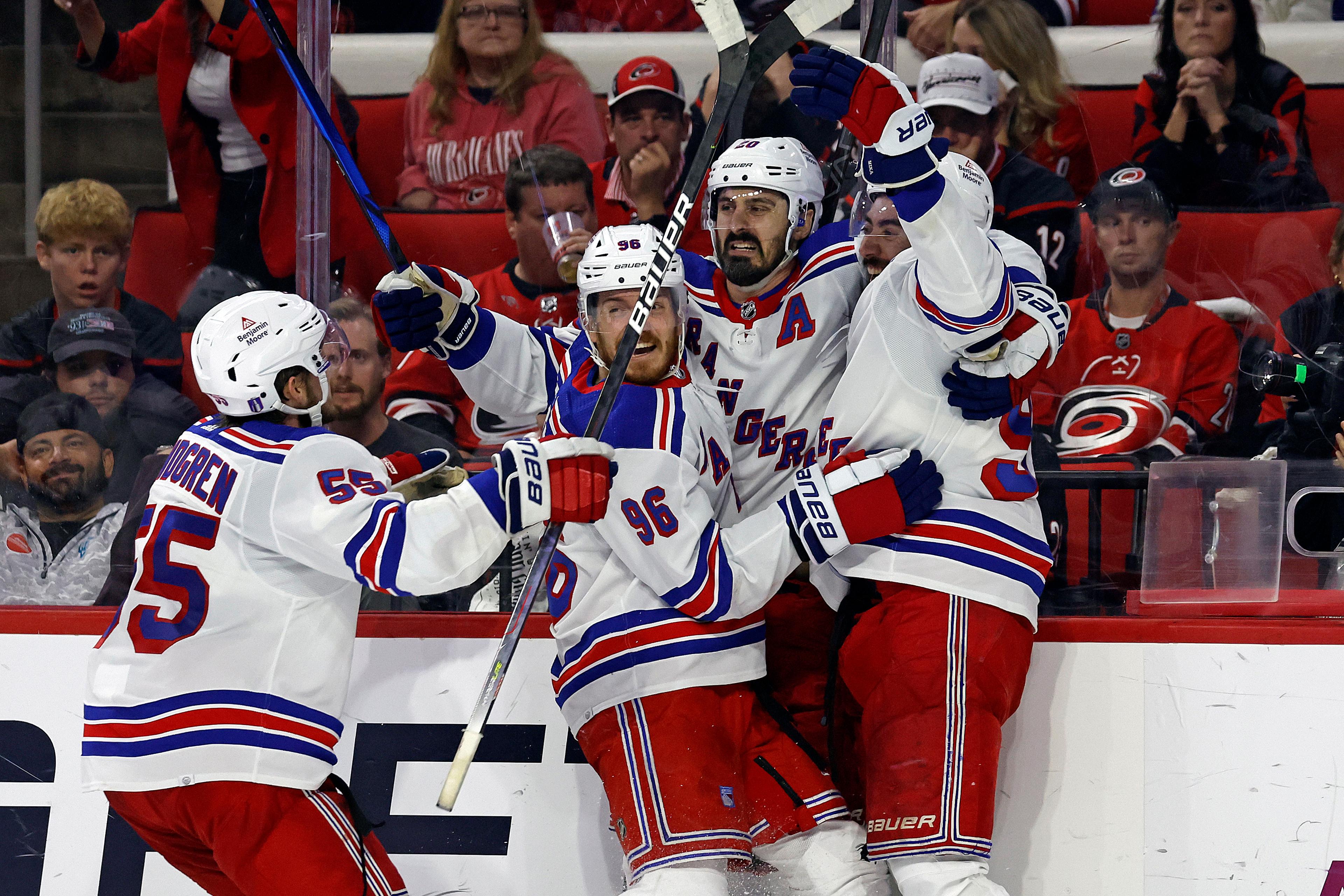 New York Rangers Chris Kreider (tredje från vänster) kramas om av sina lagkamrater, bland dem Mika Zibanejad (längst till höger), efter att ha gjort mål. Foto: Karl B DeBlaker