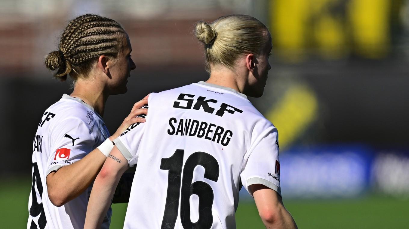 Filippa Curmark gratulerar Anna Sandberg efter den sistnämndas 2–1-mål i lördagens damallsvenska match borta mot AIK. Foto: Magnus Lejhall/TT