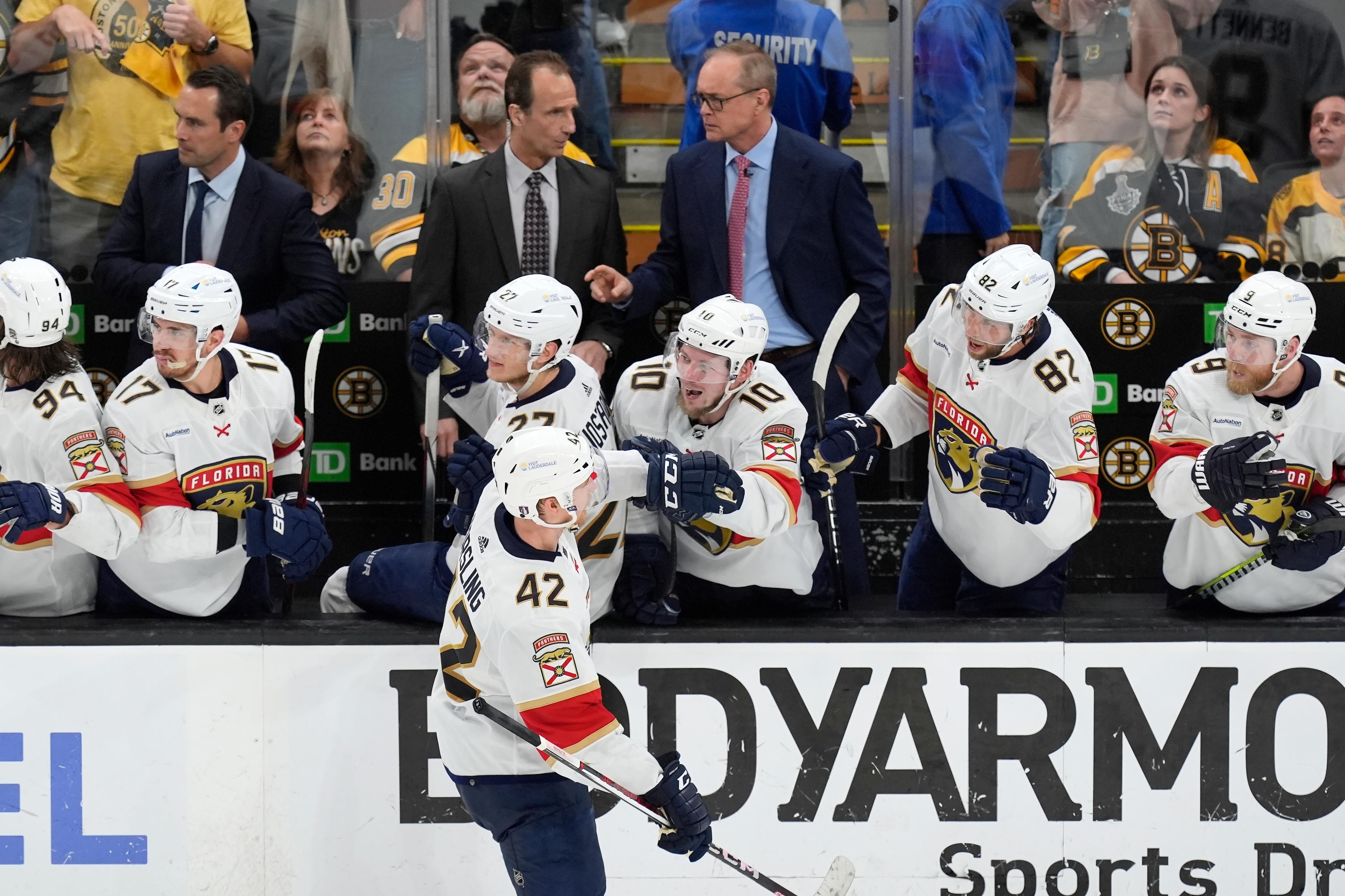 Floridas Gustav Forsling (42) firar efter att ha gjort det mål som tar hans lag vidare till semifinal i Stanley Cup-slutspelet. Foto: Michael Dwyer/AP