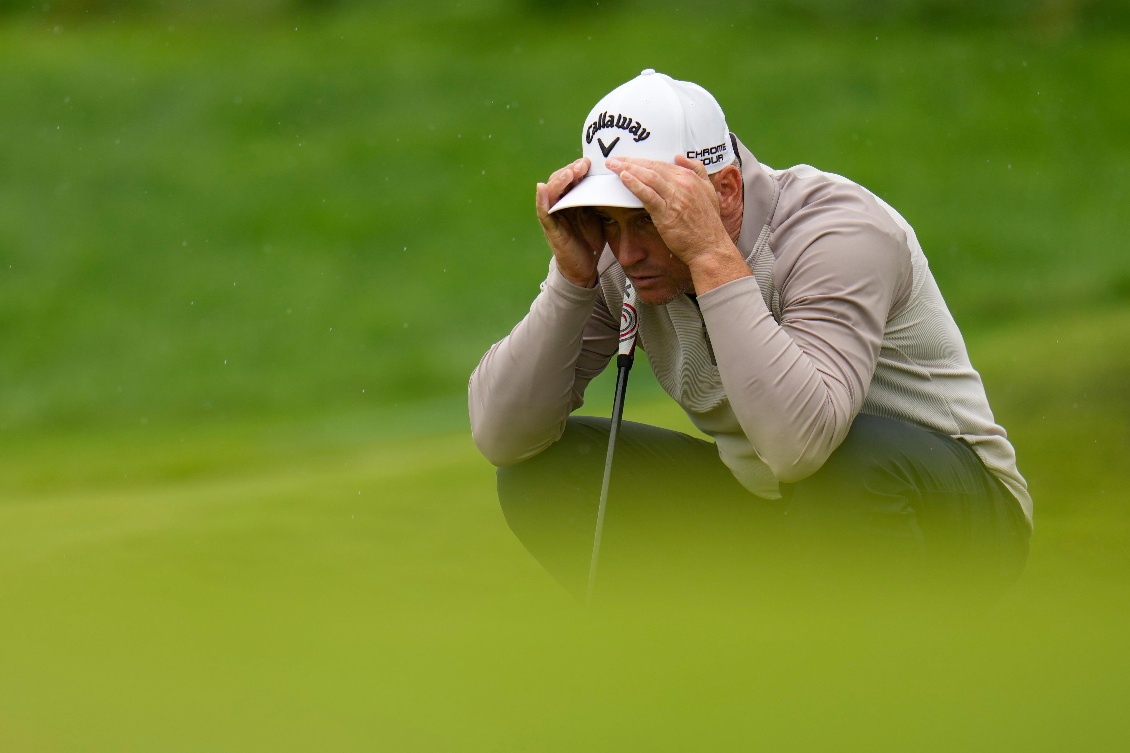 Sveriges Alex Norén är en av golfarna som får vänta på att dra i gång tredjerundan i PGA-mästerskapet. Foto: Jeff Roberson/AP/TT