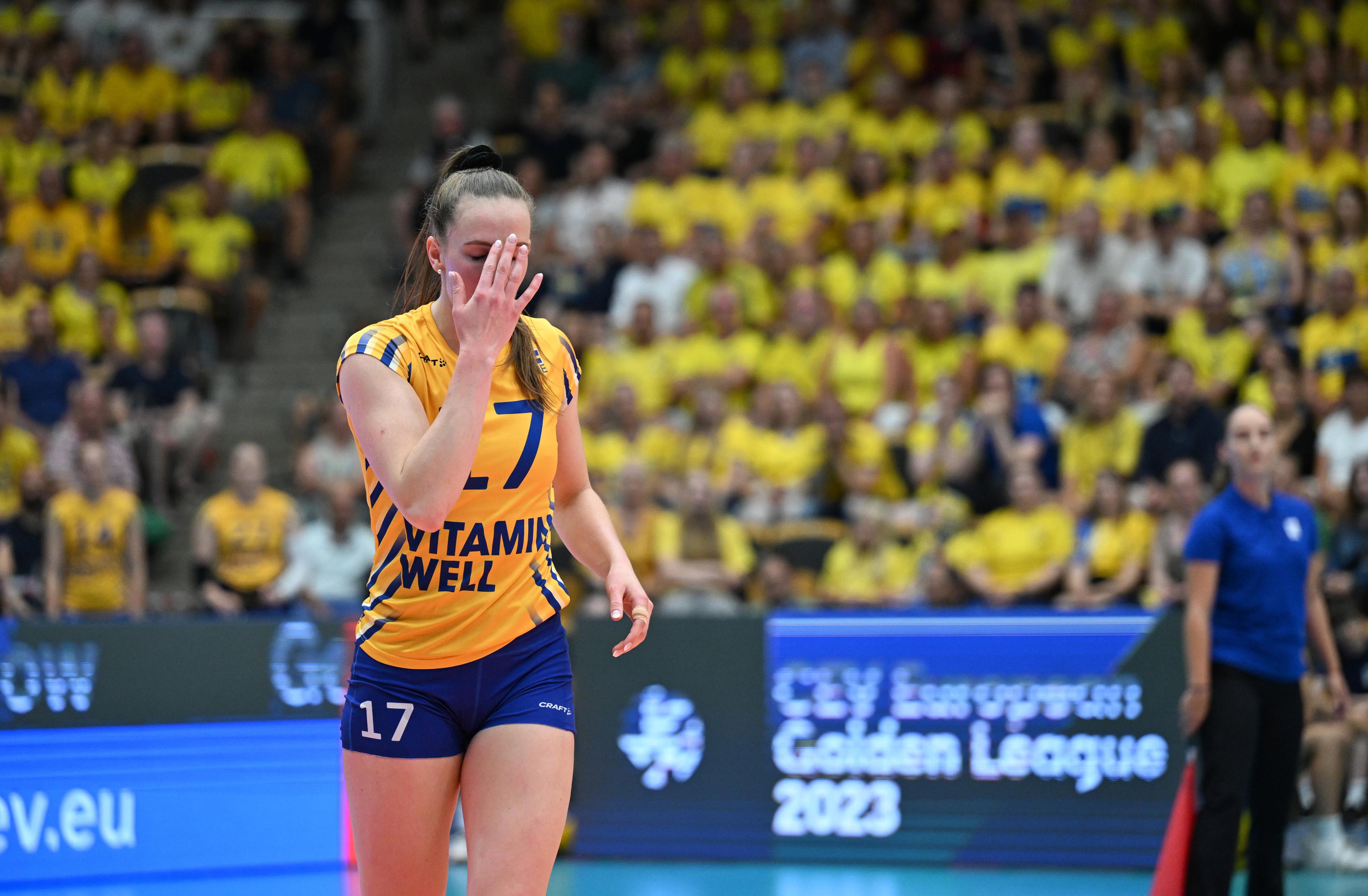 Sveriges Anna Haak och de andra i volleybollandslaget kunde inte rå på Belgien i söndagens Golden League-match. Arkivbild. Foto: Henrik Eberlund/TT