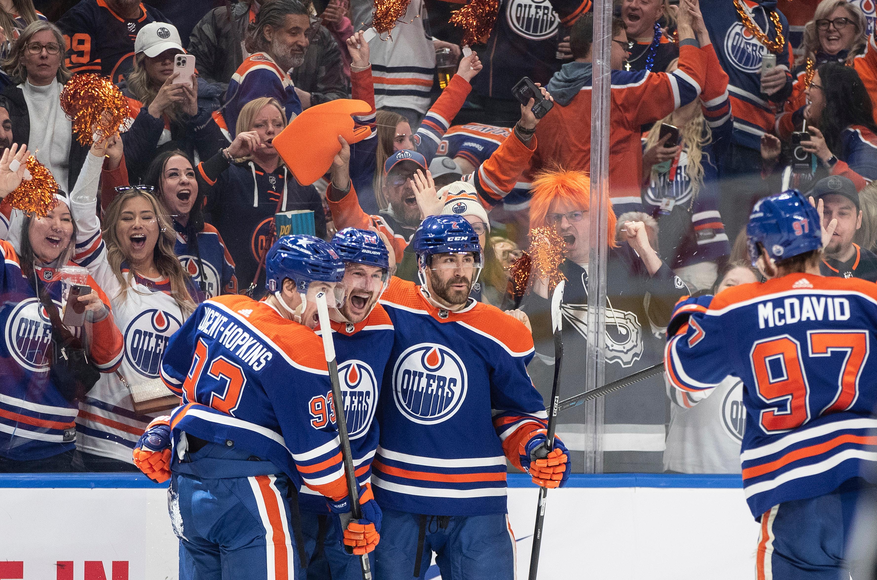 Edmontons Ryan Nugent-Hopkins (93), Zach Hyman (18), Evan Bouchard (2) and Connor McDavid (97) firar efter ett av de fem mål som laget gjorde mot Vancouver. Foto: Jason Franson/AP/TT