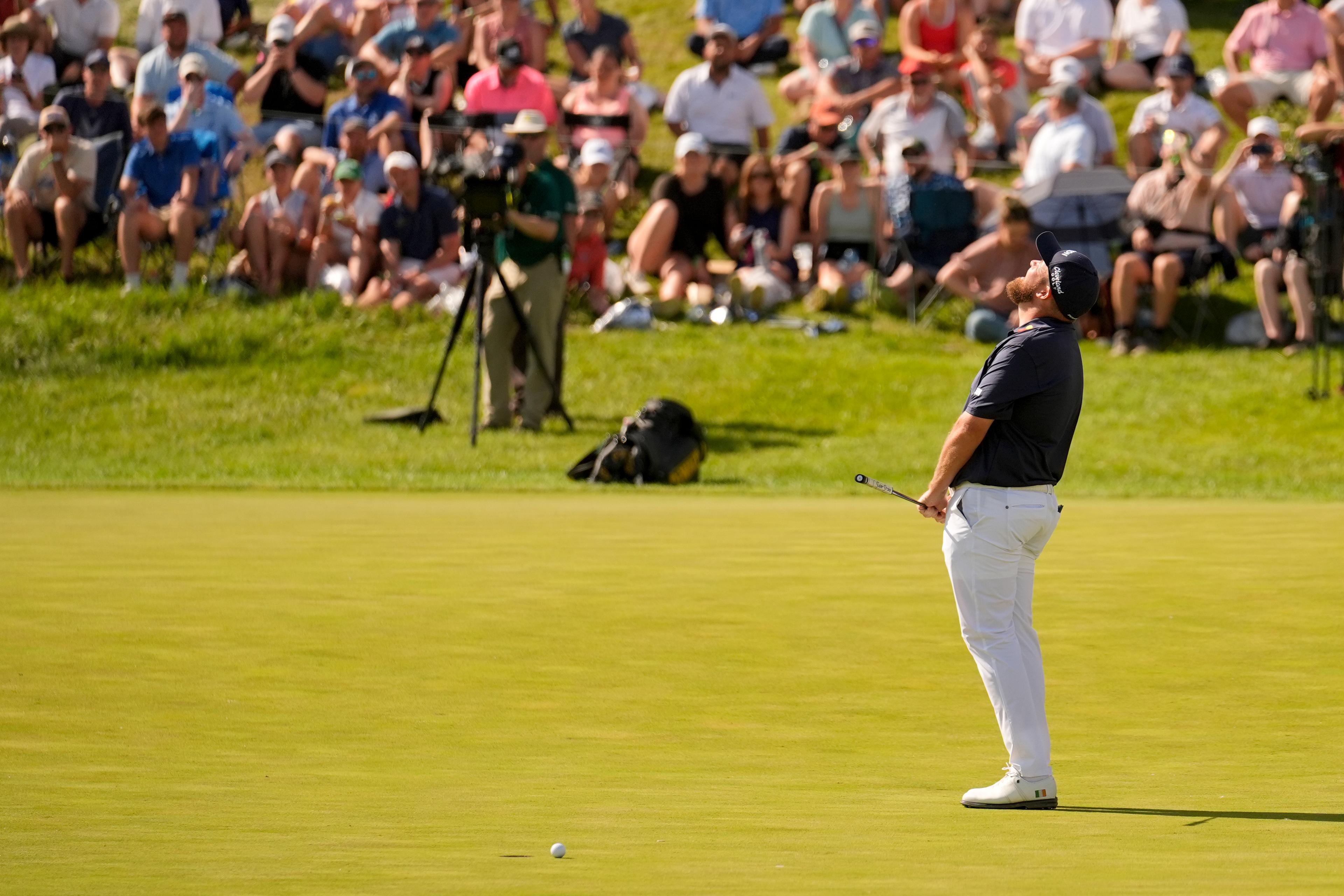 Shane Lowry var bara centimeter från att skriva historia på 18:e hålet. Foto: Jeff Roberson/AP/TT