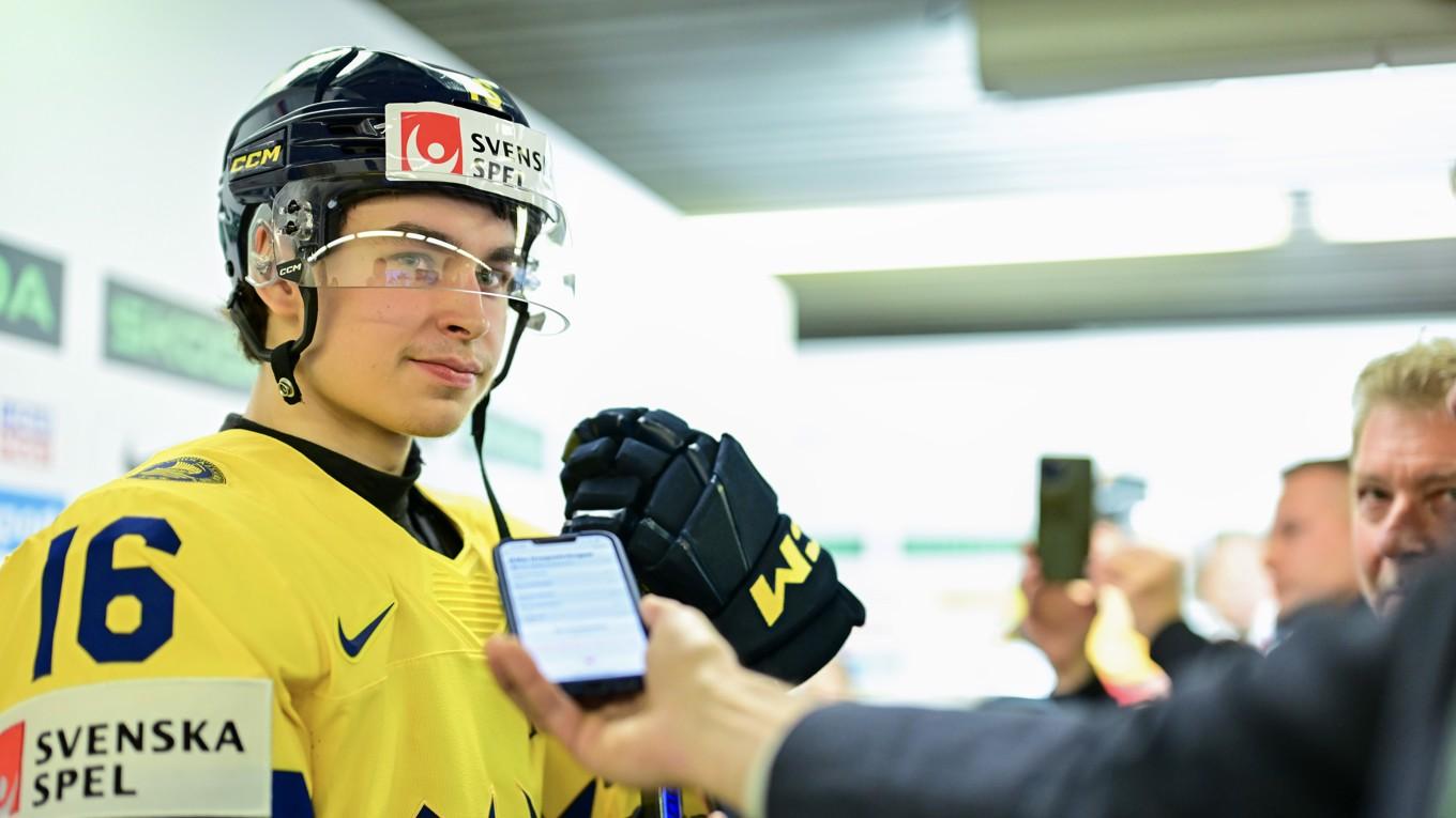 Felix Unger Sörum intervjuas efter sin VM-debut mot Tyskland tidigare under mästerskapet. Foto: Björn Larsson Rosvall/TT