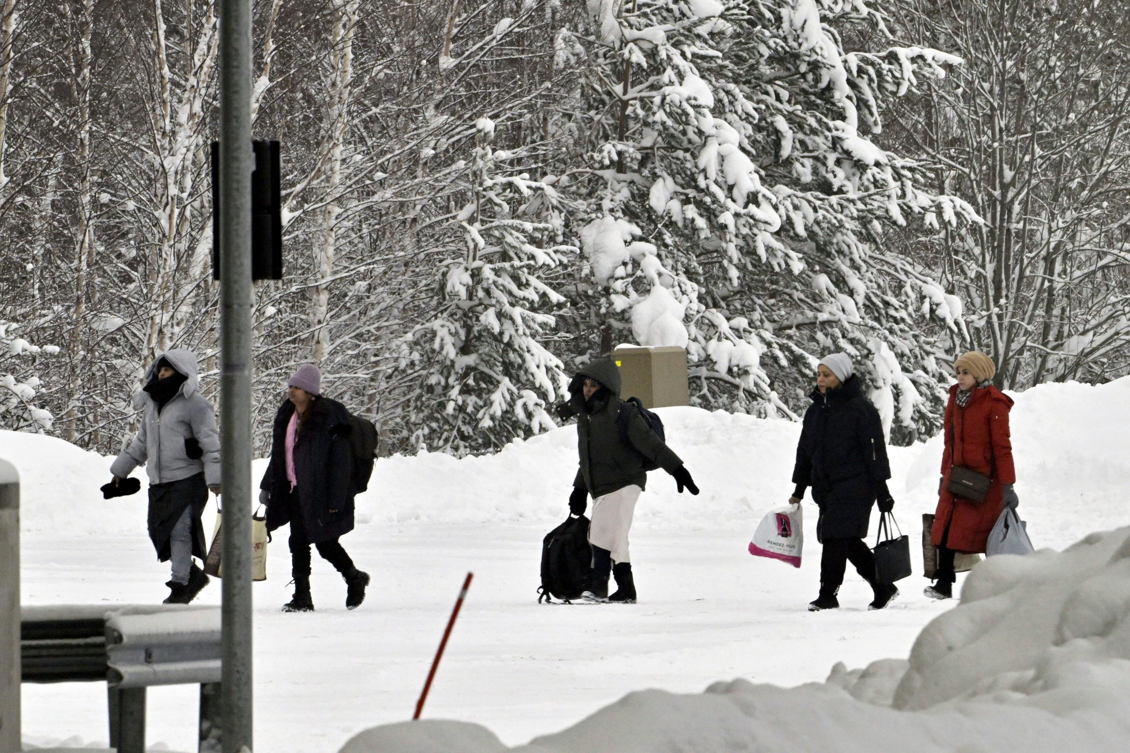 Migranter anländer till gränsövergången till finländska Virolahti från Ryssland i december. Arkivbild Foto: Heikki Saukkomaa/Lehtikuva via AP/TT