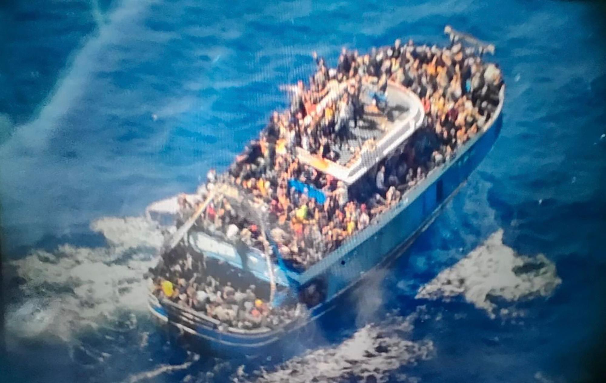 Hundratals migranter befann sig ombord det olycksdrabbade fartyget Adriana i juni i fjol. Foto: Greklands kustbevakning via AP/TT