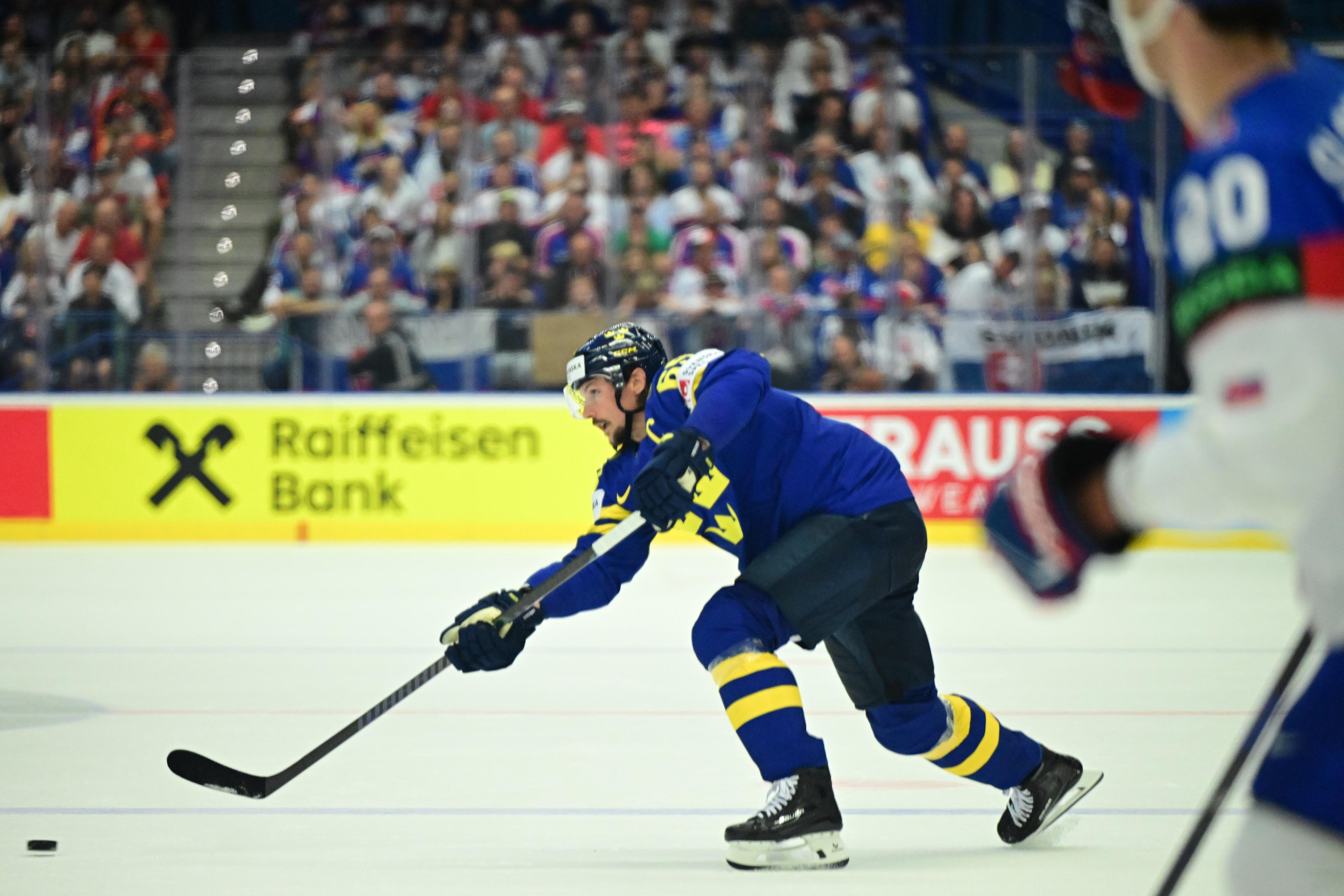 Erik Karlsson spelade fram till ett av två powerplaymål mot Slovakien. Foto: Björn Larsson Rosvall/TT