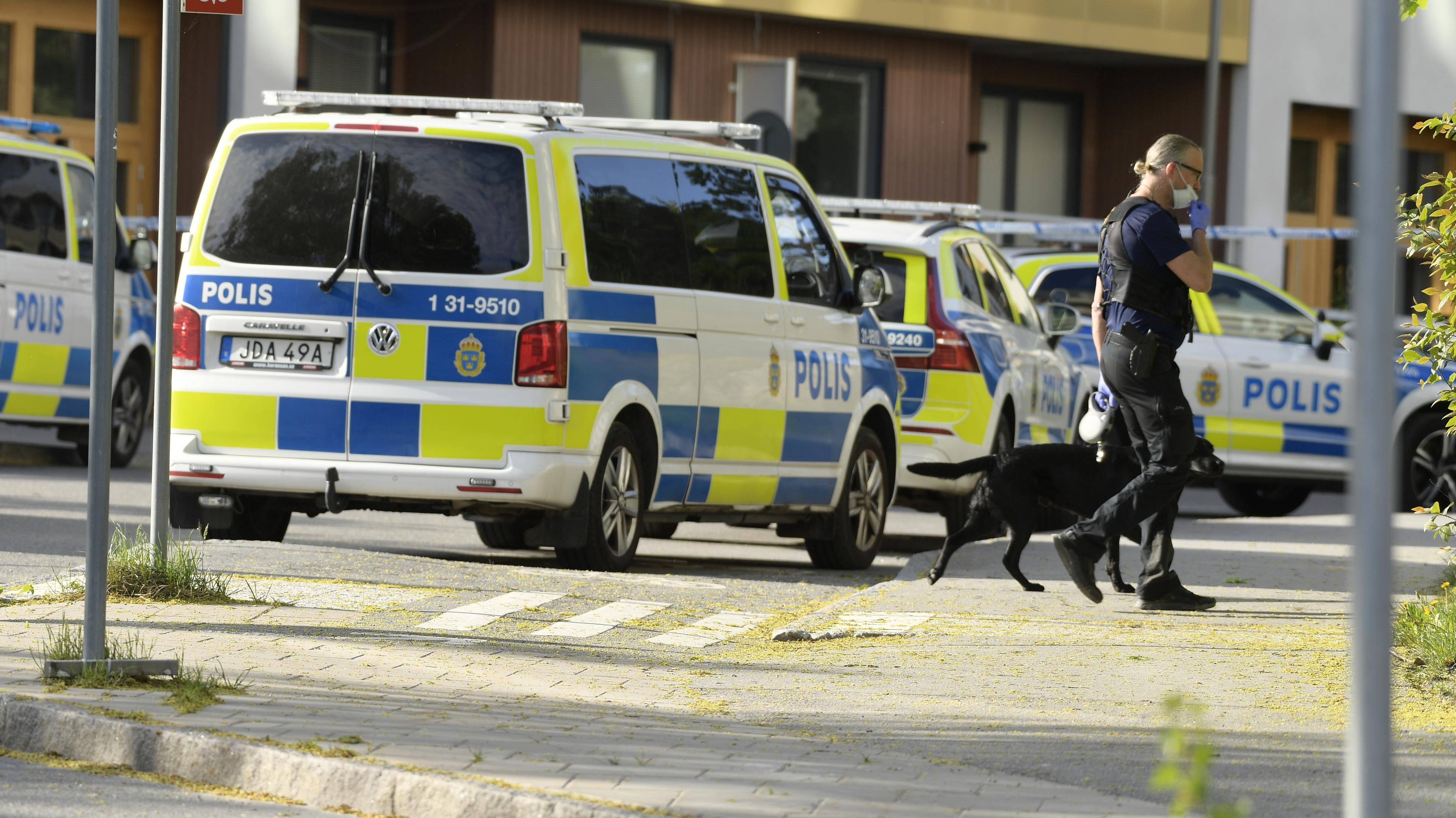 Polis på plats under måndagen efter mordet i Bredäng i södra Stockholm. Foto: Oscar Olsson/TT