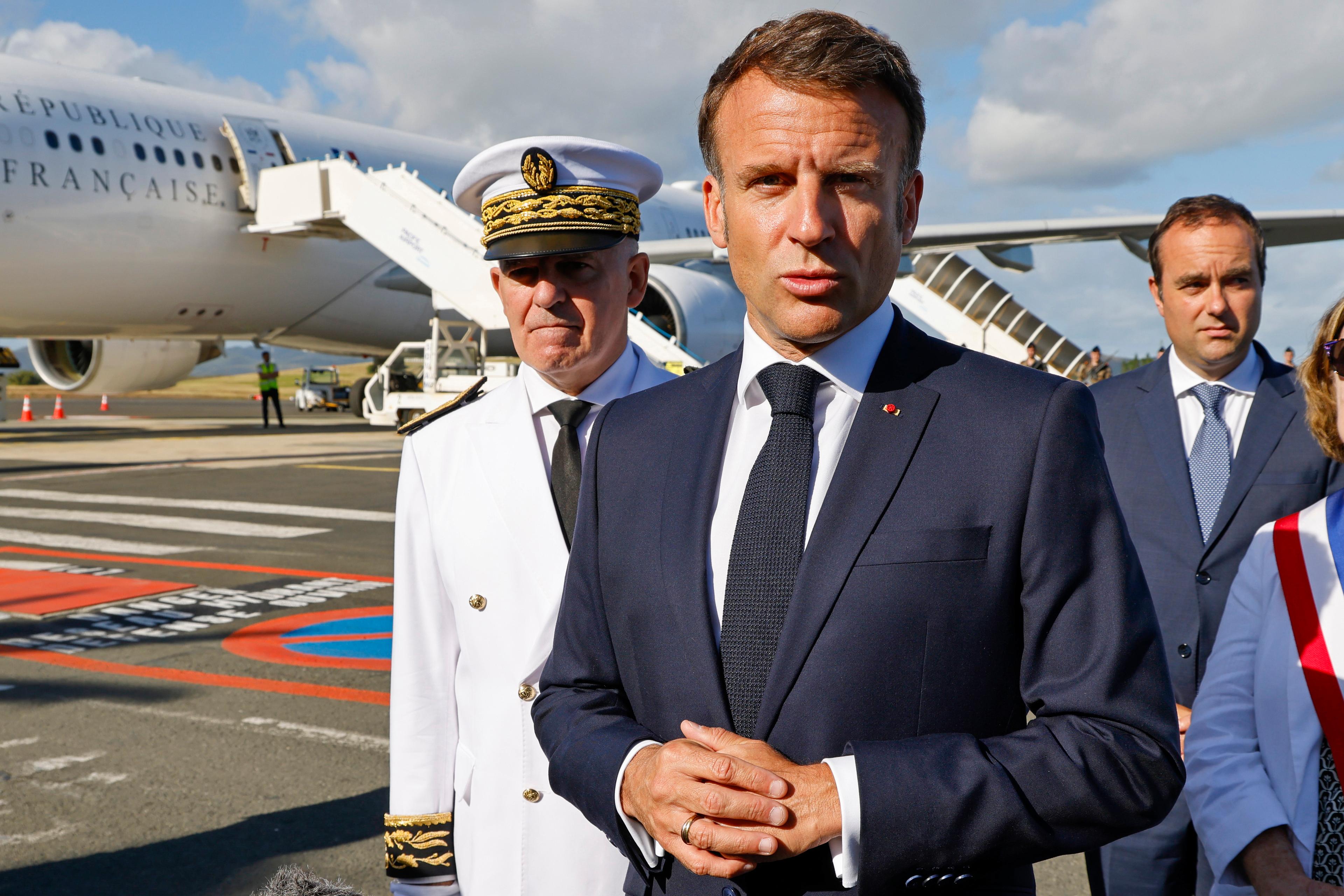 Frankrikes president Emmanuel Macron anlände till Nya Kaledonien på torsdagen, lokal tid. Foto: Ludovic Marin/AP/TT