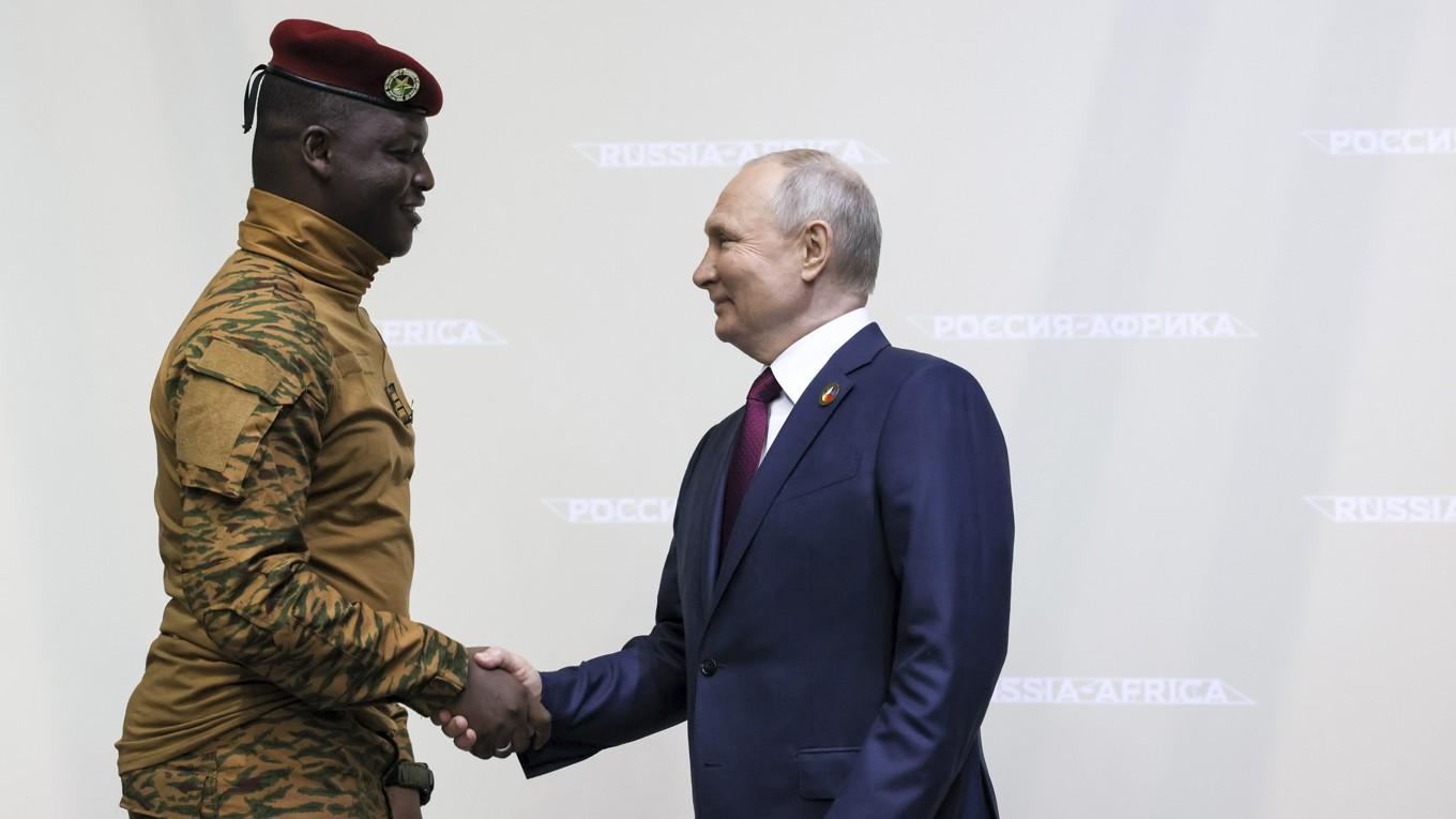 Burkina Fasos juntaledare Ibrahim Traoré (vänster) har inlett en dialog om civilt styre – men först om fem år. Här i möte med Rysslands president Vladimir Putin. Arkivbild. Foto: Mikhail Metzel/Tass pool via AP/TT