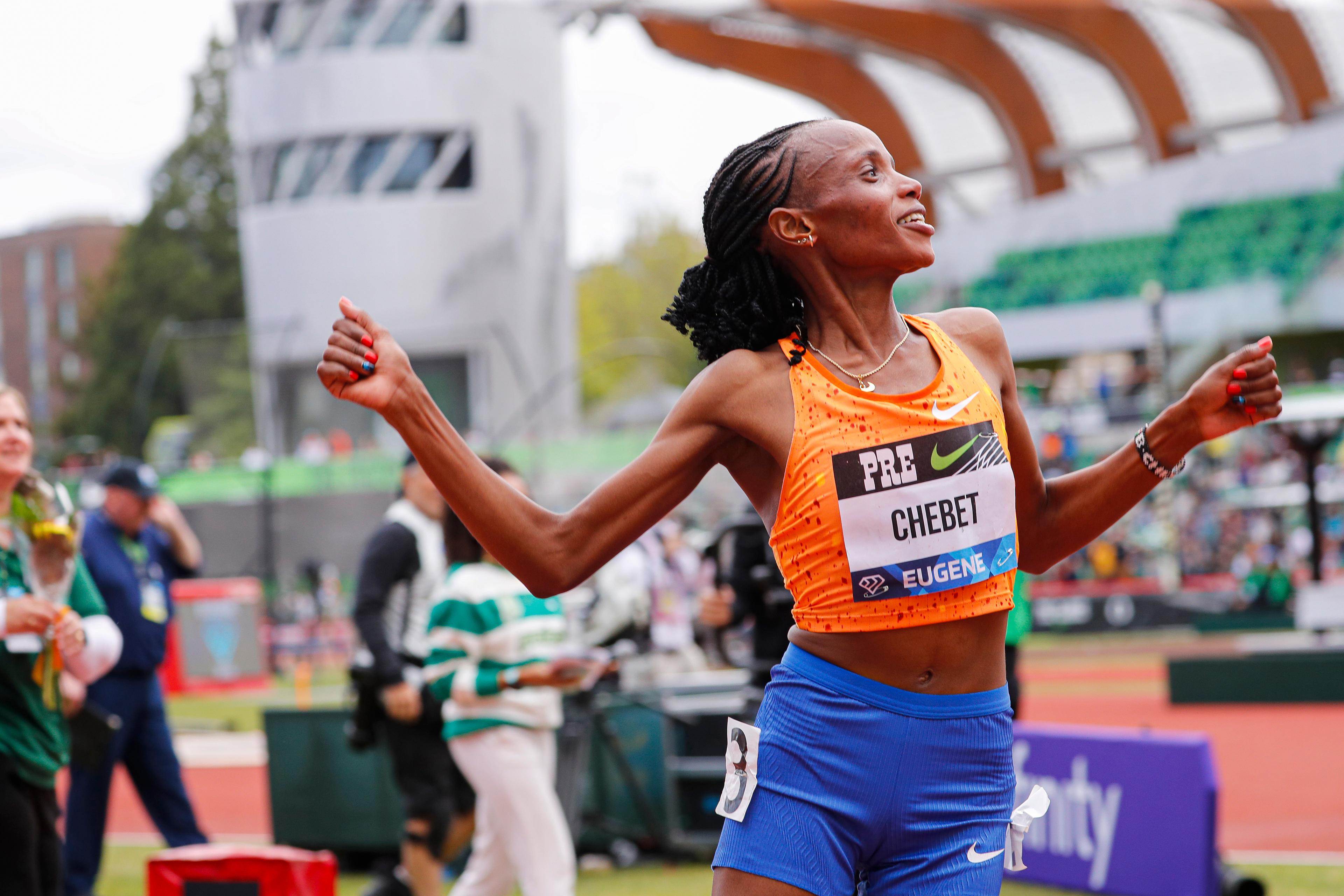 Kenyanskan Beatrice Chebet satte världsrekord på 10|000 meter i Eugene, USA. Foto: Thomas Boyd/AP/TT