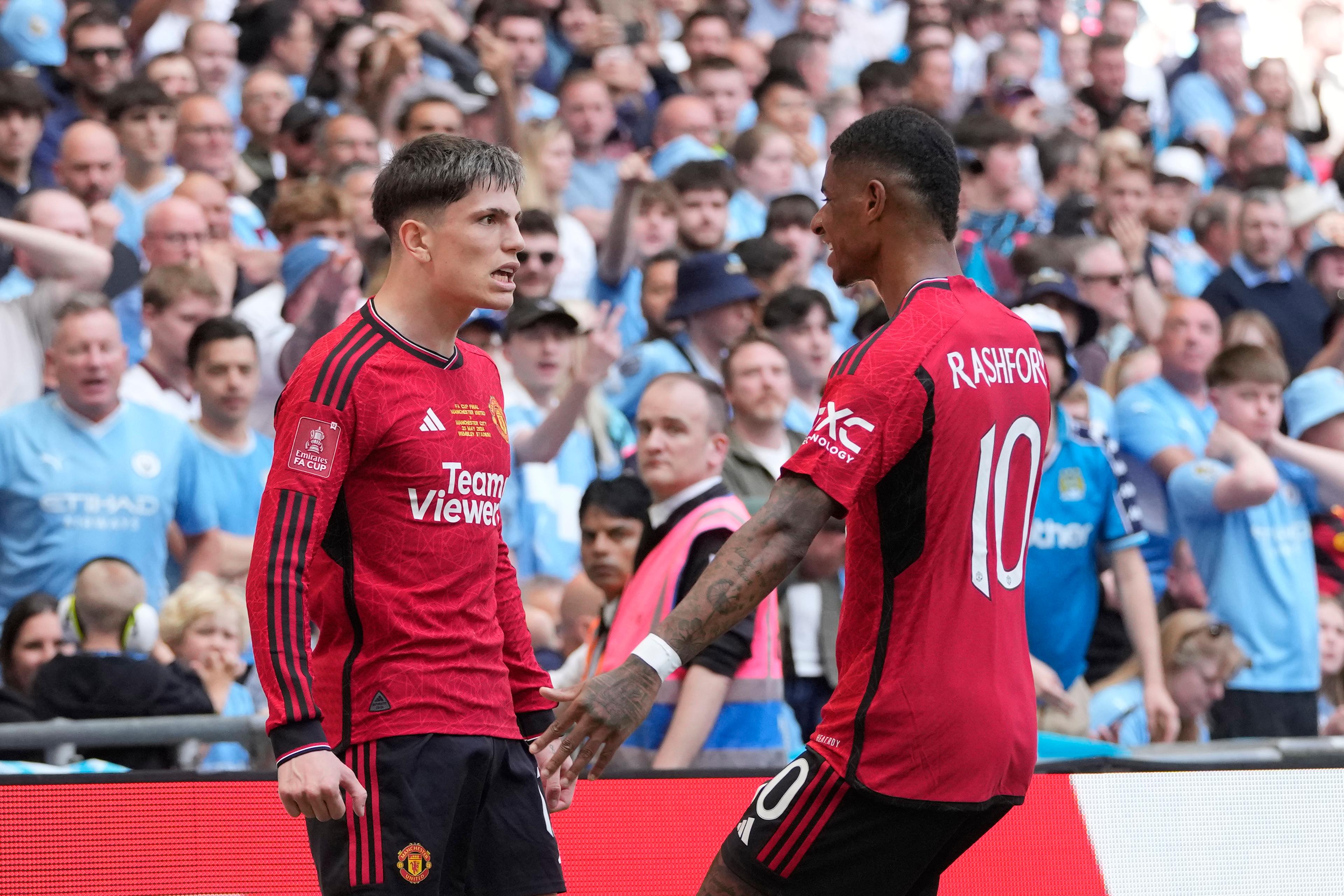 Manchester Uniteds Alejandro Garnacho firar sitt ledningsmål med lagkamraten Marcus Rashford. Foto: Kin Cheung/AP/TT