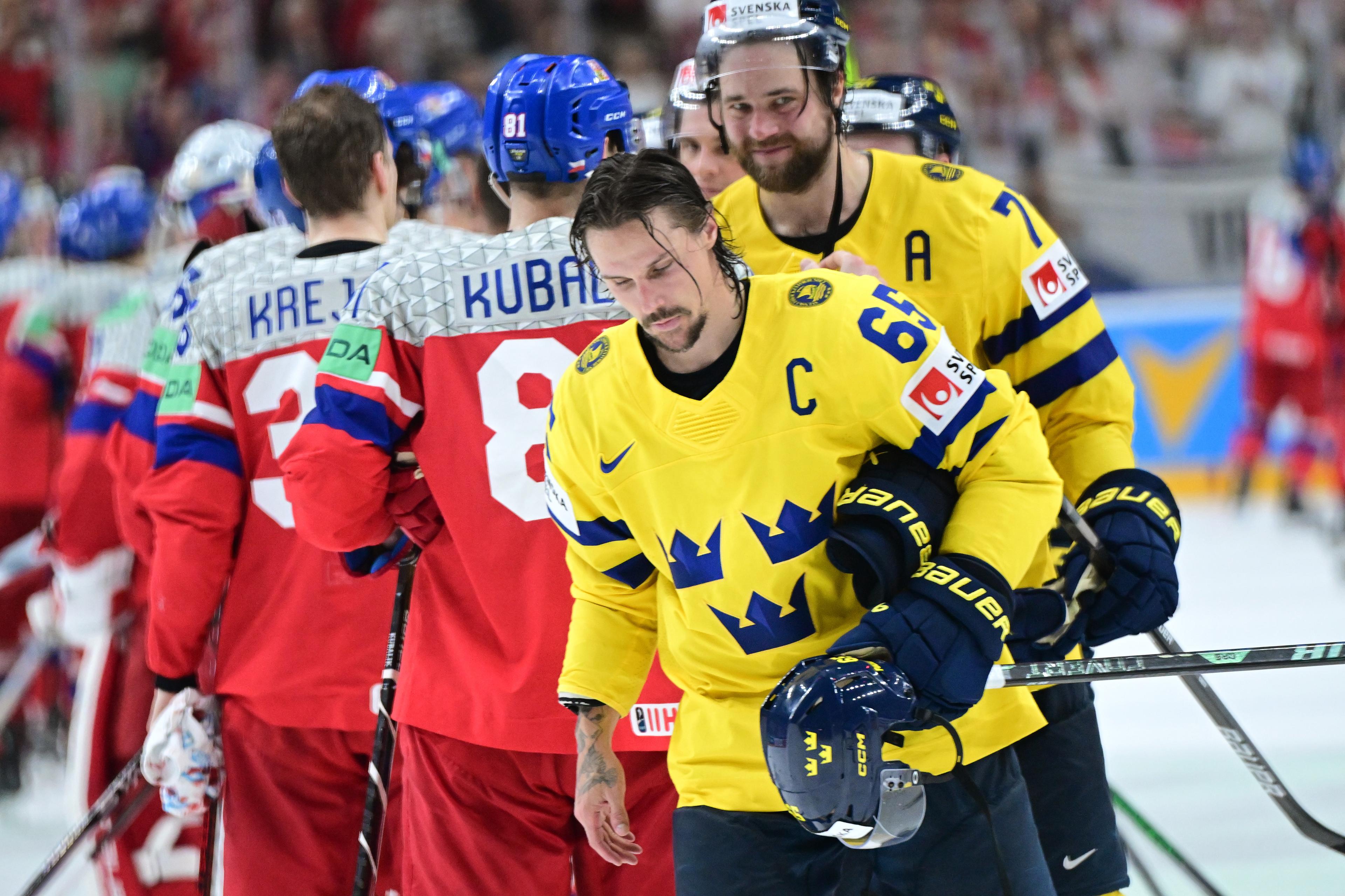 Lagkaptenen Erik Karlsson (i förgrunden) och Victor Hedman deppar efter förlusten i VM-semifinalen mot Tjeckien. Foto: Björn Larsson Rosvall/TT