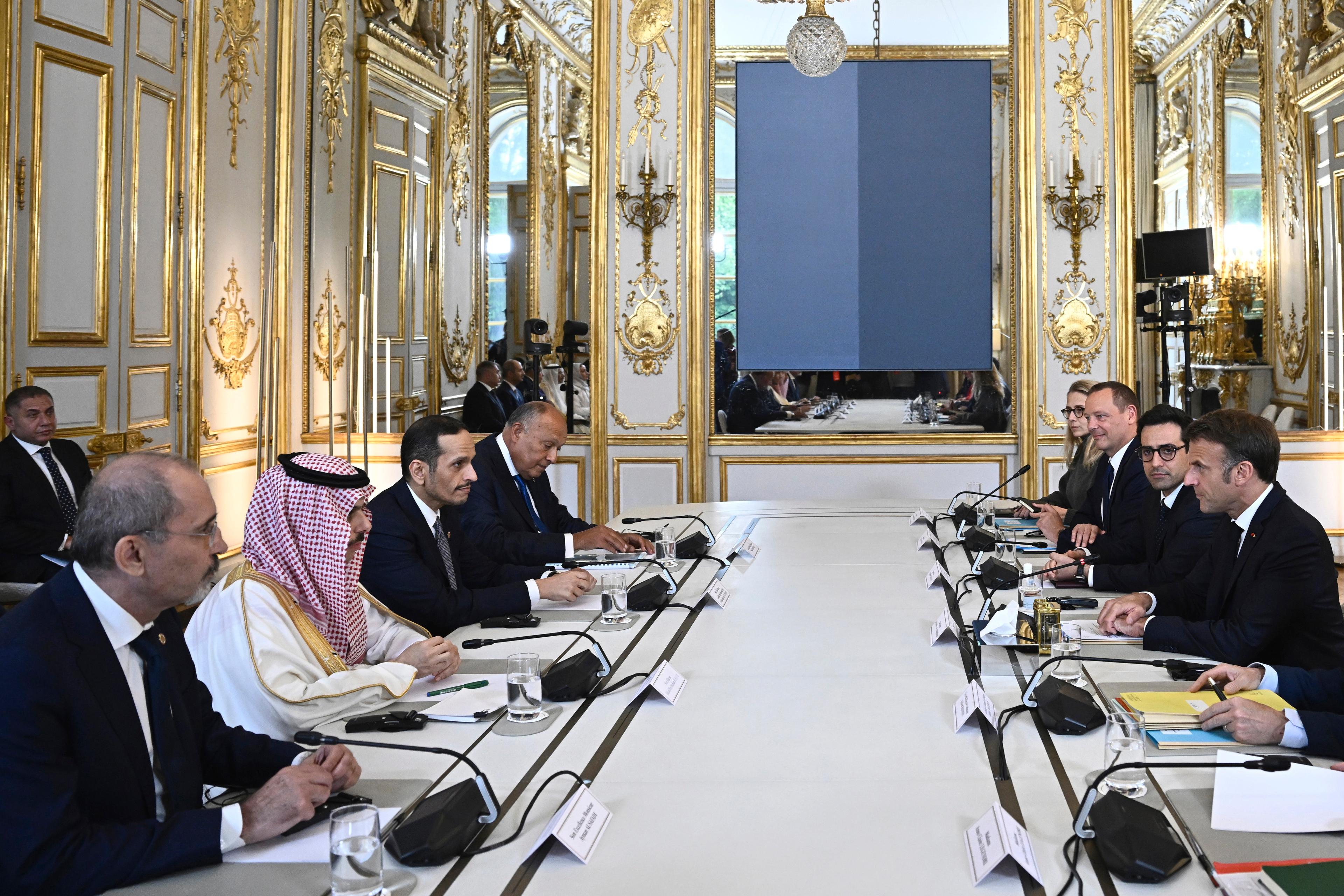 Den franske presidenten Emmanuel Macron i möte i Paris med ministrar från flera arabländer. Foto: Julien de Rosa/AP/TT