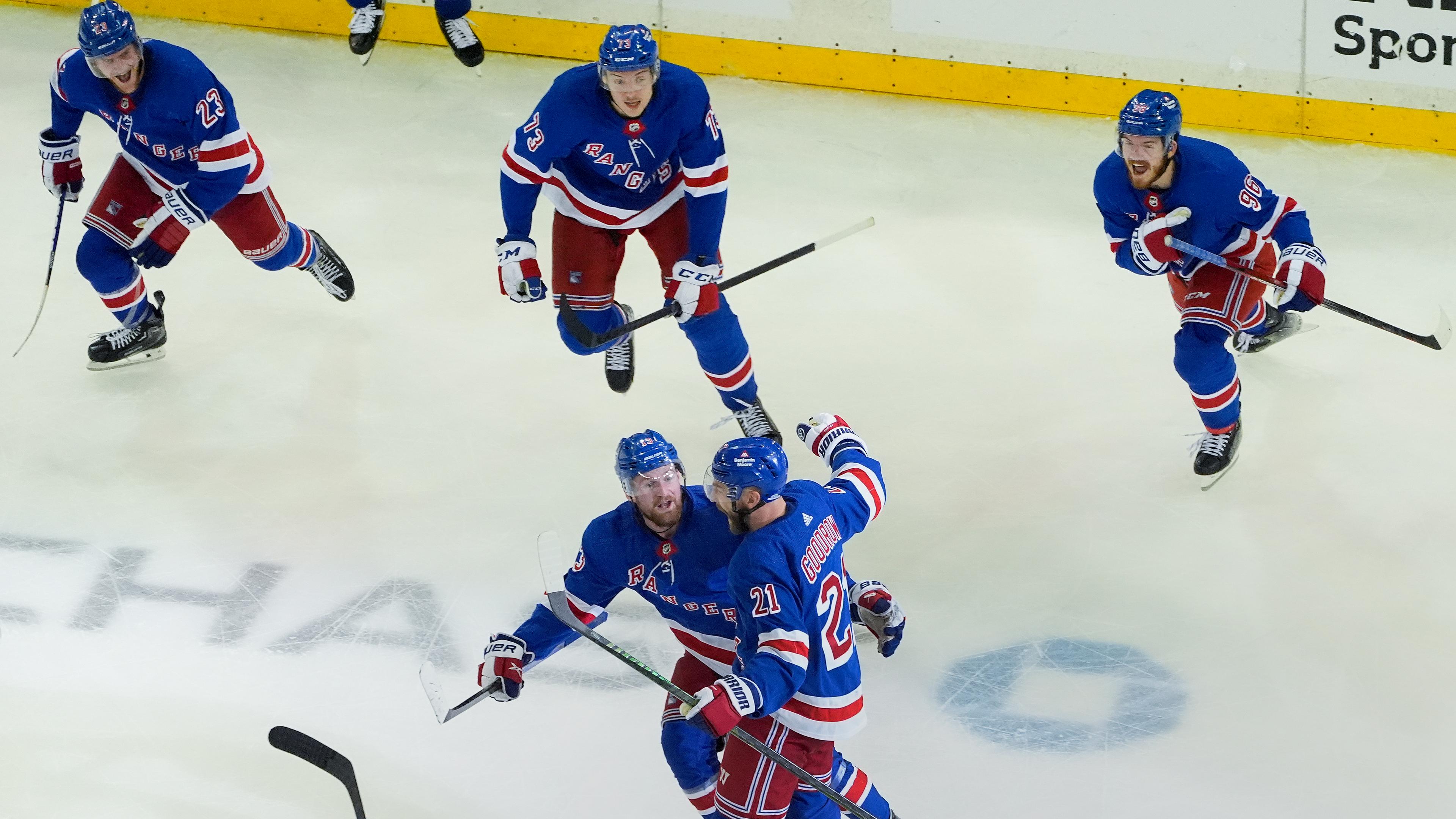 New York Rangers Barclay Goodrow (21) firar med lagkamraterna. Foto: Julia Nikhinson/AP/TT