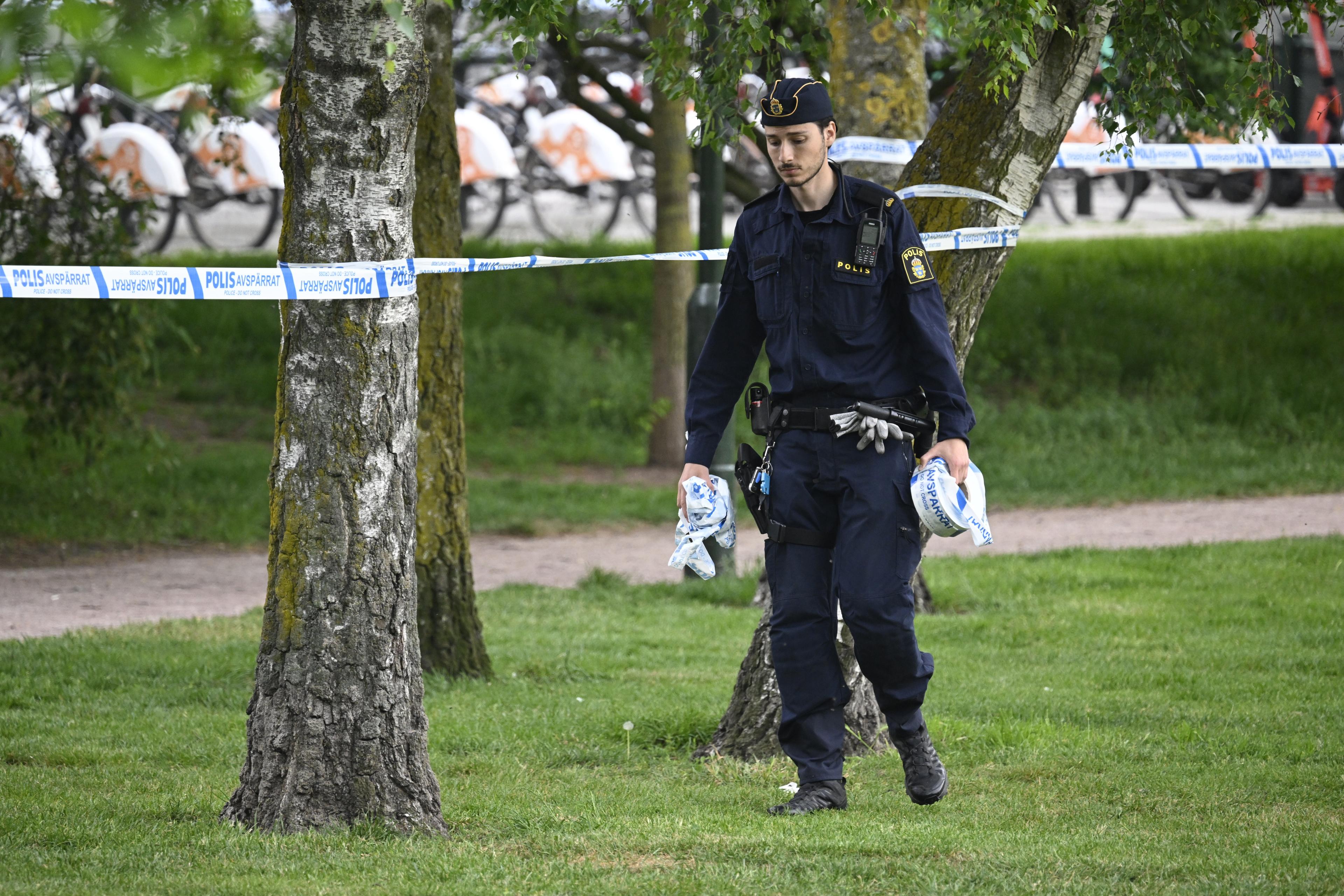 Polis på plats vid Jesusparken i centrala Malmö efter att polisen avlossat skott i samband med ett ingripande mot en hotfull man under natten till söndagen. Foto: Johan Nilsson/TT