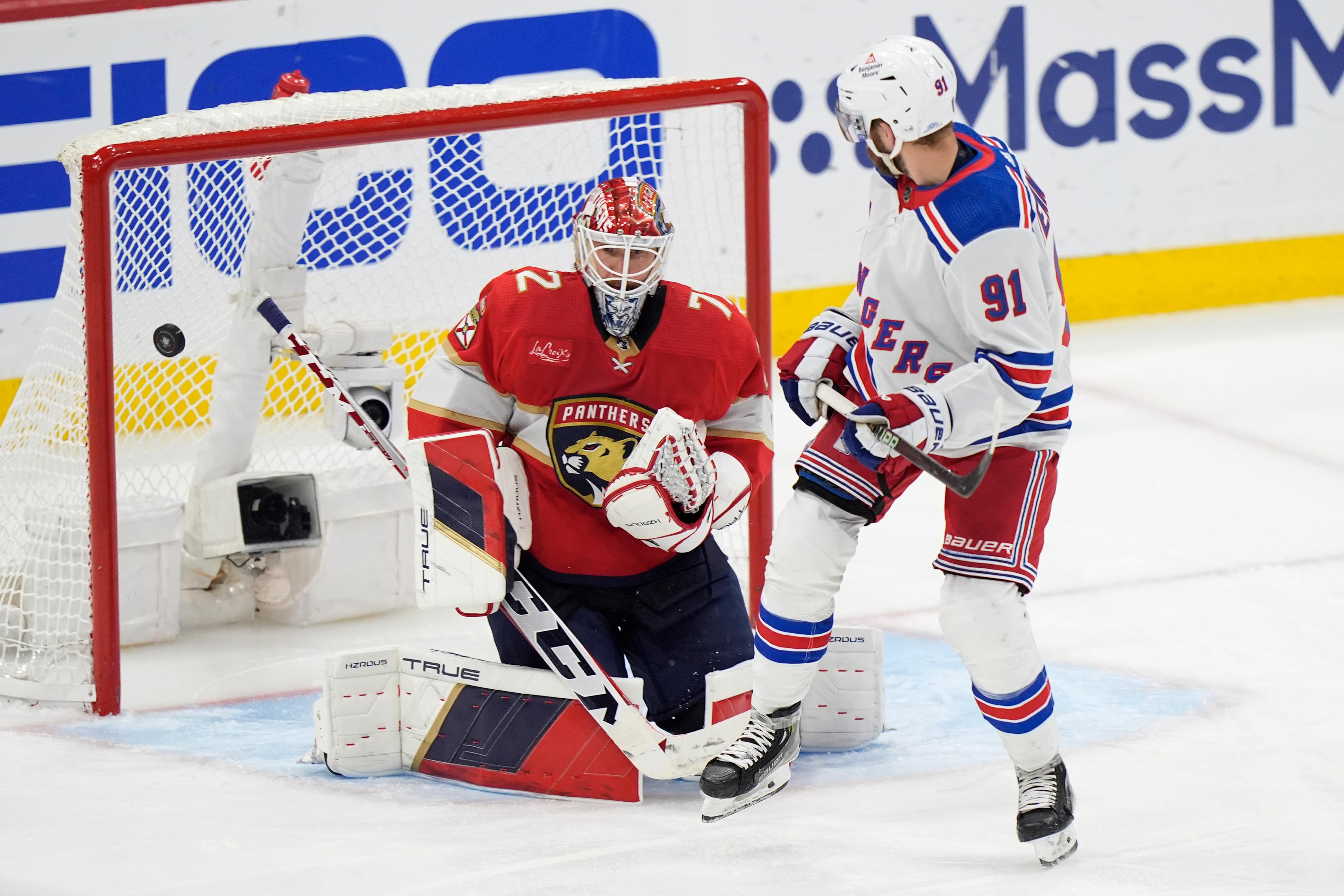 Alexander Wennberg styr in det avgörande 5–4-målet i det tredje semifinalmötet mellan New York Rangers och Florida. Foto: Wilfredo Lee/AP/TT