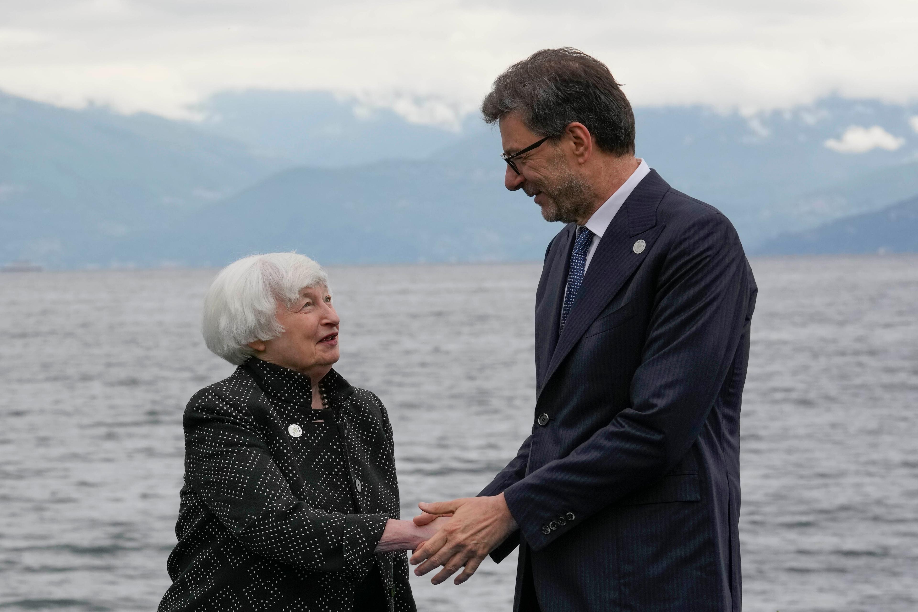 USA:s finansminister Janet Yellen hälsar på den italienske kollegan Giancarlo Giorgetti i samband med G7:s finansministermöte i Stresa, i norra Italien. Foto: Antonio Calanni/AP/TT