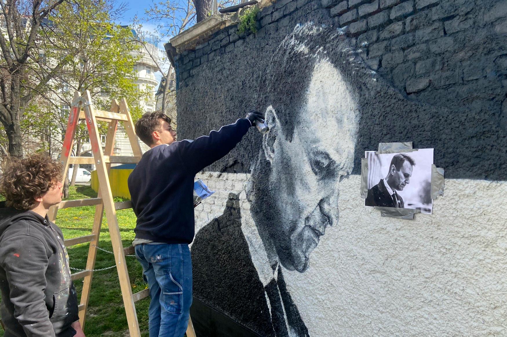 En väggmålning i Wien för att hedra ryske oppositionspolitikern Aleksej Navalnyj som dog i ryskt fängelse den 16 februari. Arkivfoto. Foto: Philipp-Moritz Jenne/AP/TT