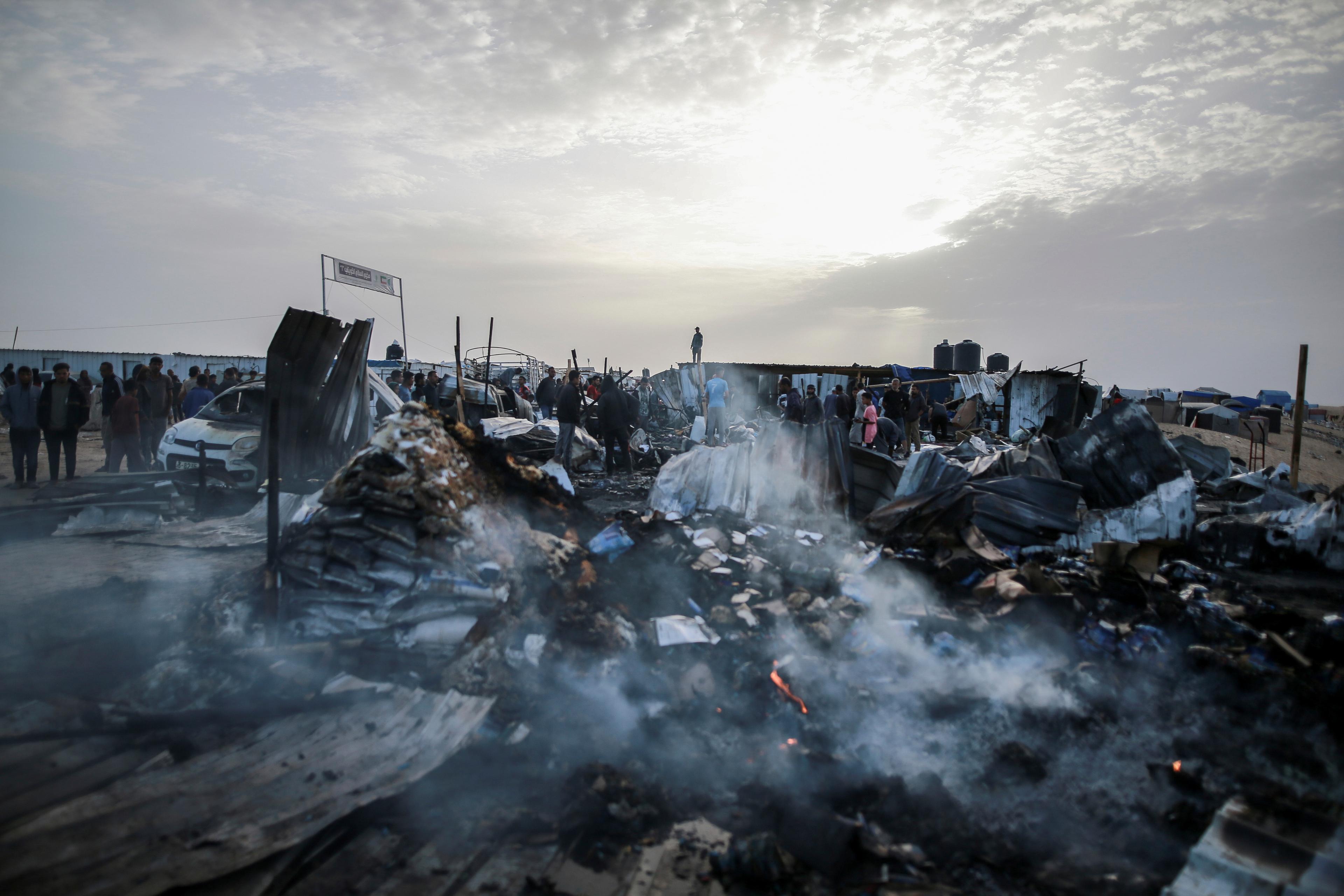 Ett tältläger i Rafah i södra Gazaremsan träffades i räden. Foto: Jehad Alshrafi/AP/TT
