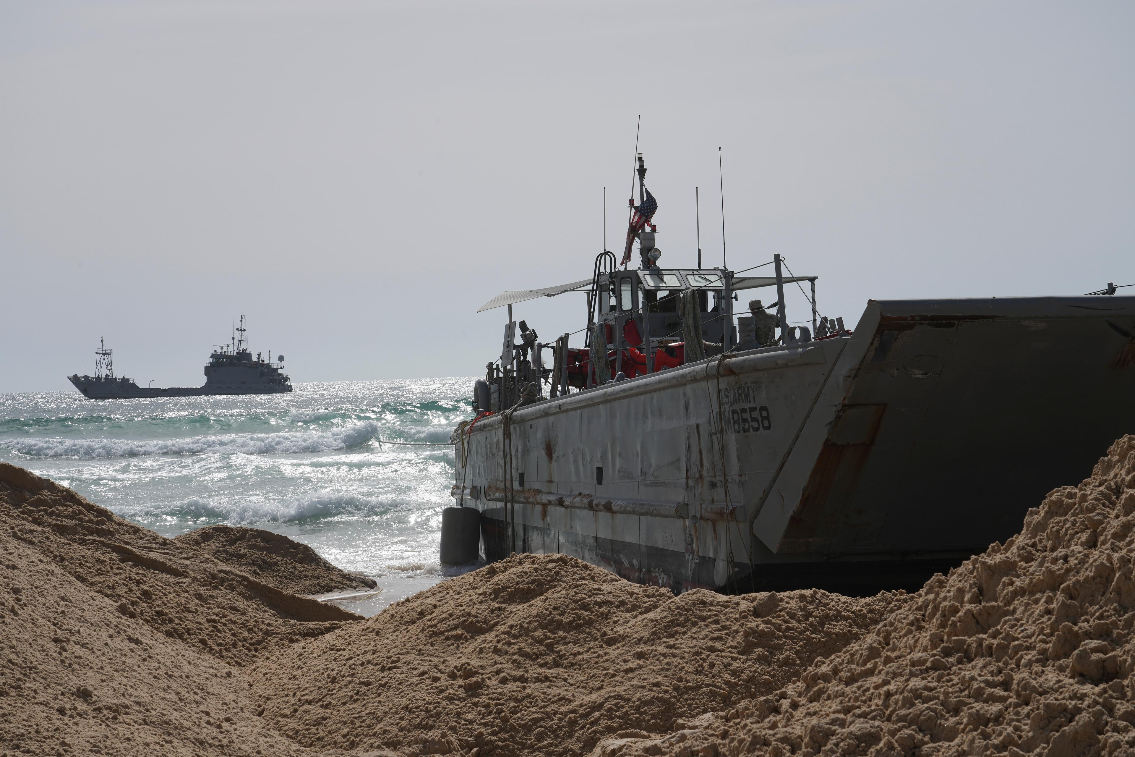 Ett amerikanskt krigsfartyg som strandade efter ha från nödpiren vid Gazas strand. Foto: Tsafrir Abayov/AP/TT