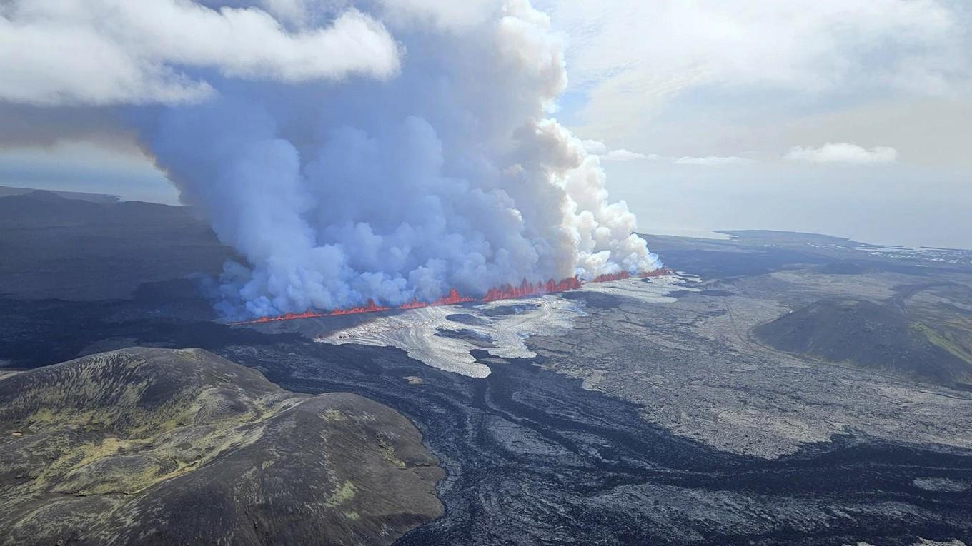 Ett nytt kraftigt utbrott nära Grindavík har öppnat en lång lavaspricka i marken. Foto: Birn Oddsson/Islands civilförsvar via AP/TT