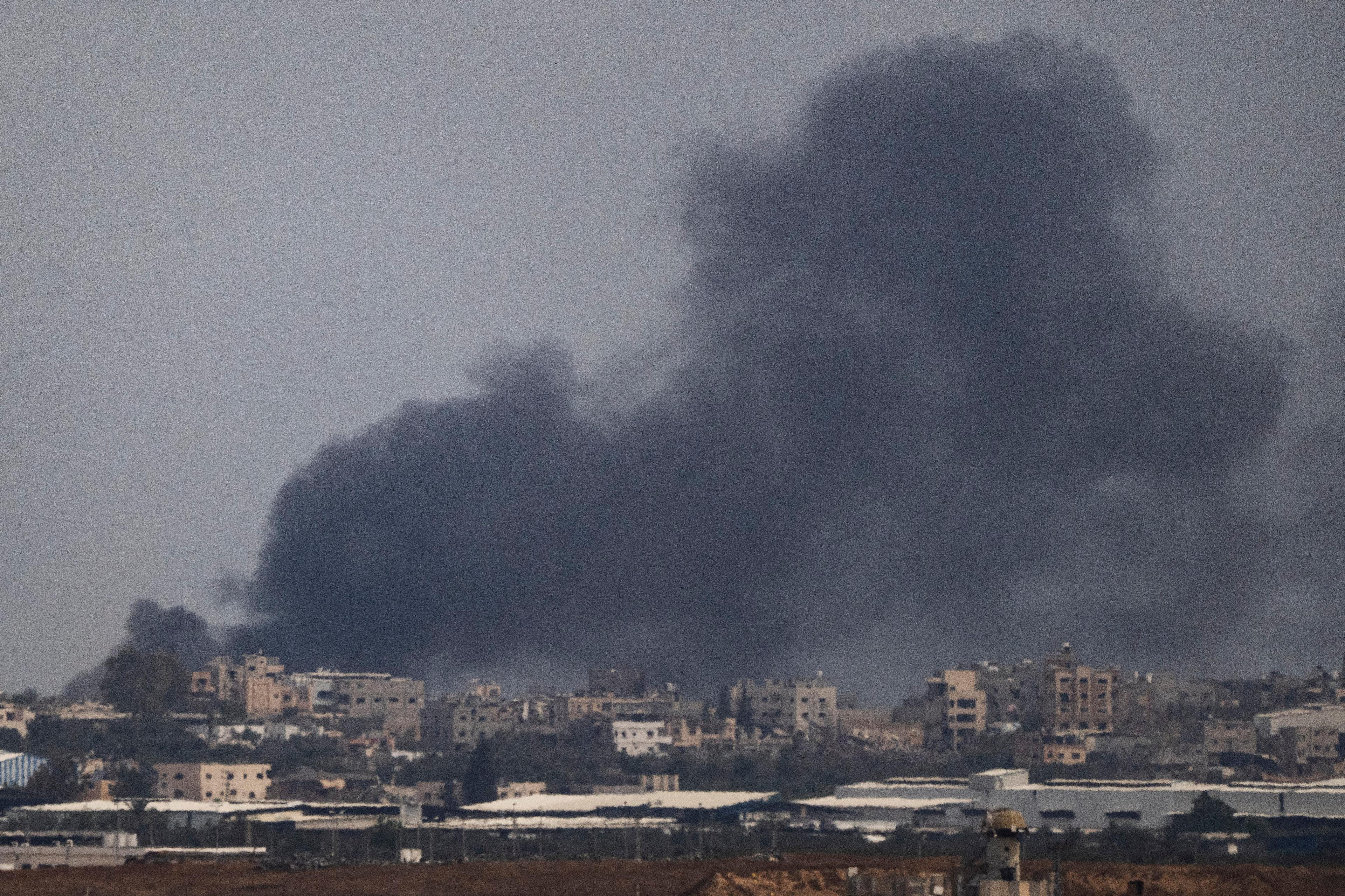 Rök stiger efter en explosion i Gaza i tisdags, här sett från södra Israel. Foto: Leo Correa/AP/TT