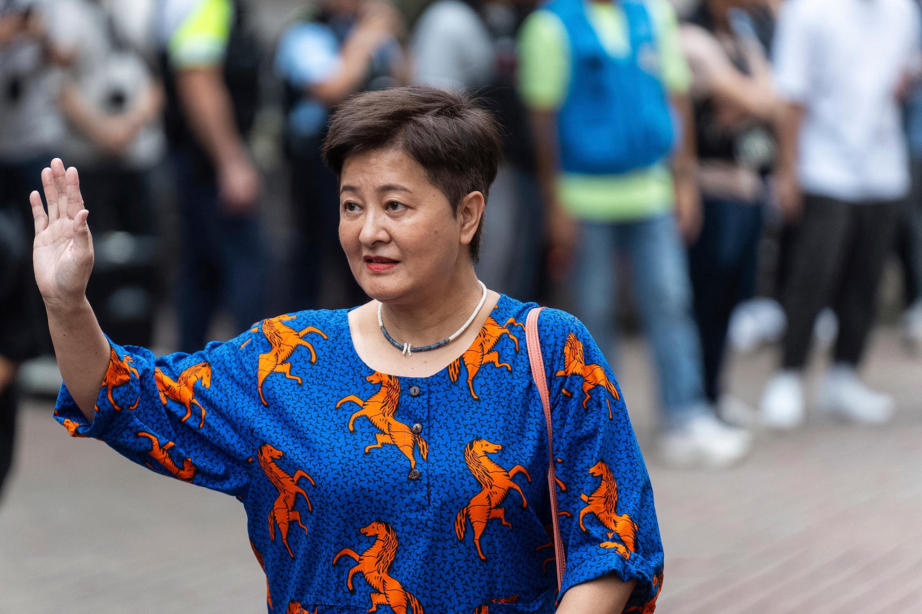 Helena Wong, en tidigare prodemokratisk politiker, anlände till domstolen i Hongkong på torsdagen, där hon fick sin dom uppläst. Foto: Chan Long Hei/AP/TT