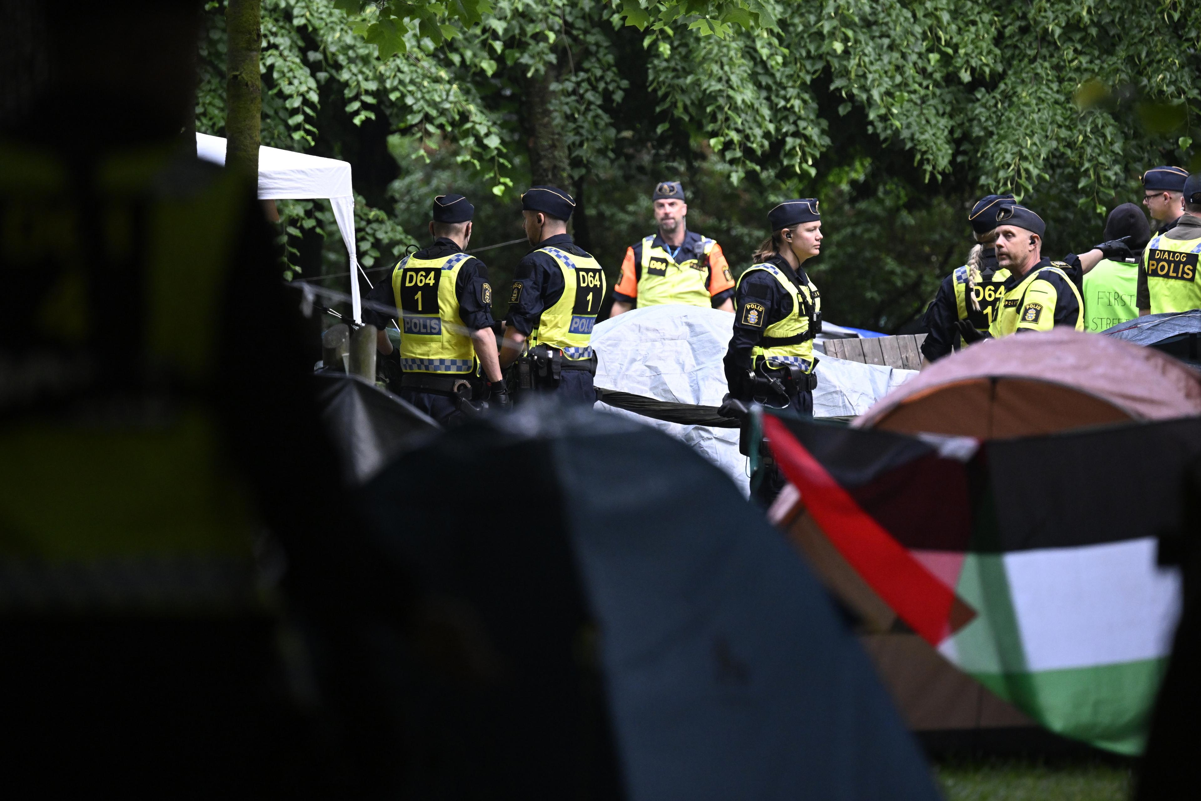 Polisen inledde tidigt på torsdagsmorgonen en insats i det propalestinska tältlägret i Lundagård i centrala Lund. Foto: Johan Nilsson/TT