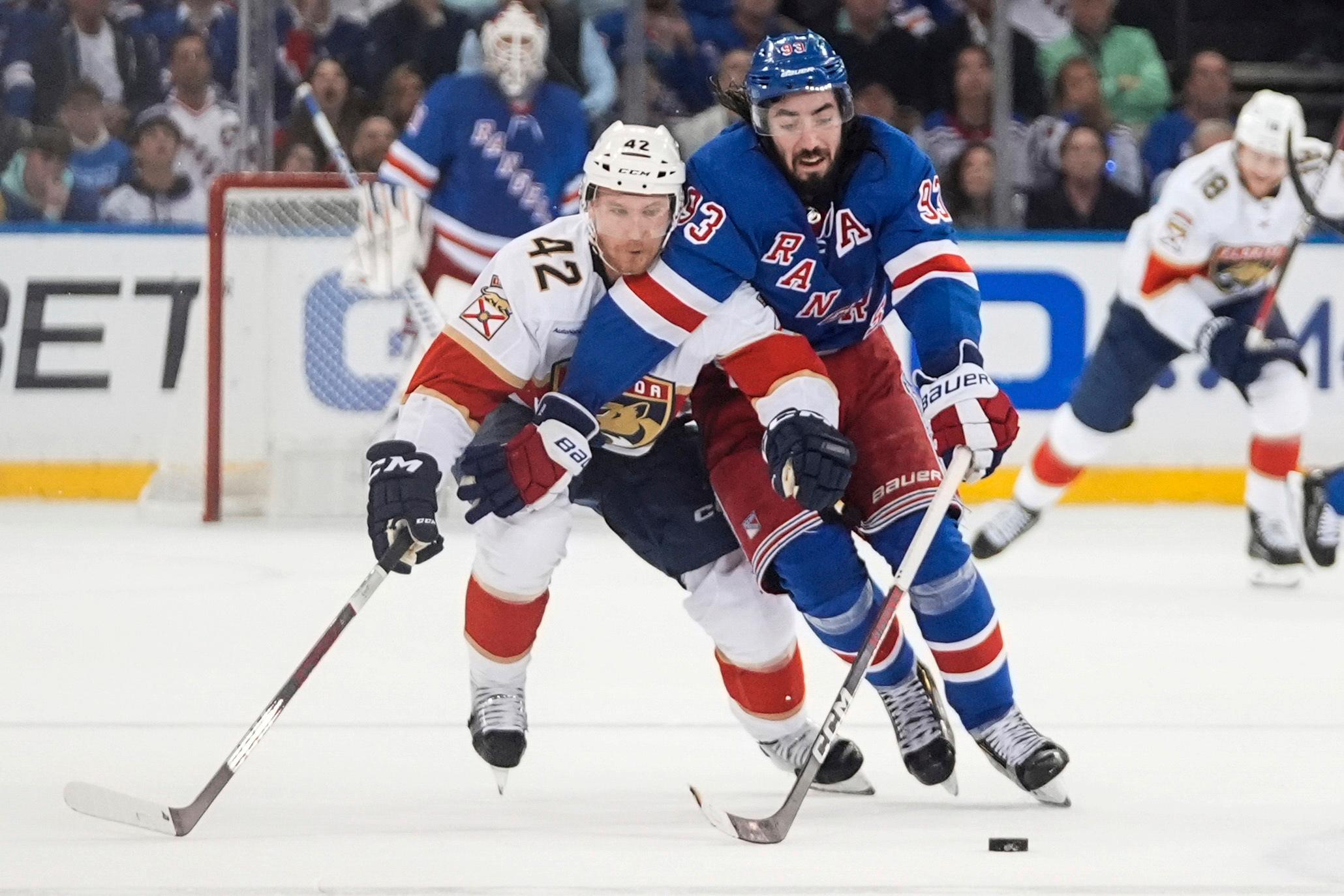 Floridas Gustav Forsling slåss om pucken med Rangers Mika Zibanejad. Foto: Frank Franklin II/AP/TT