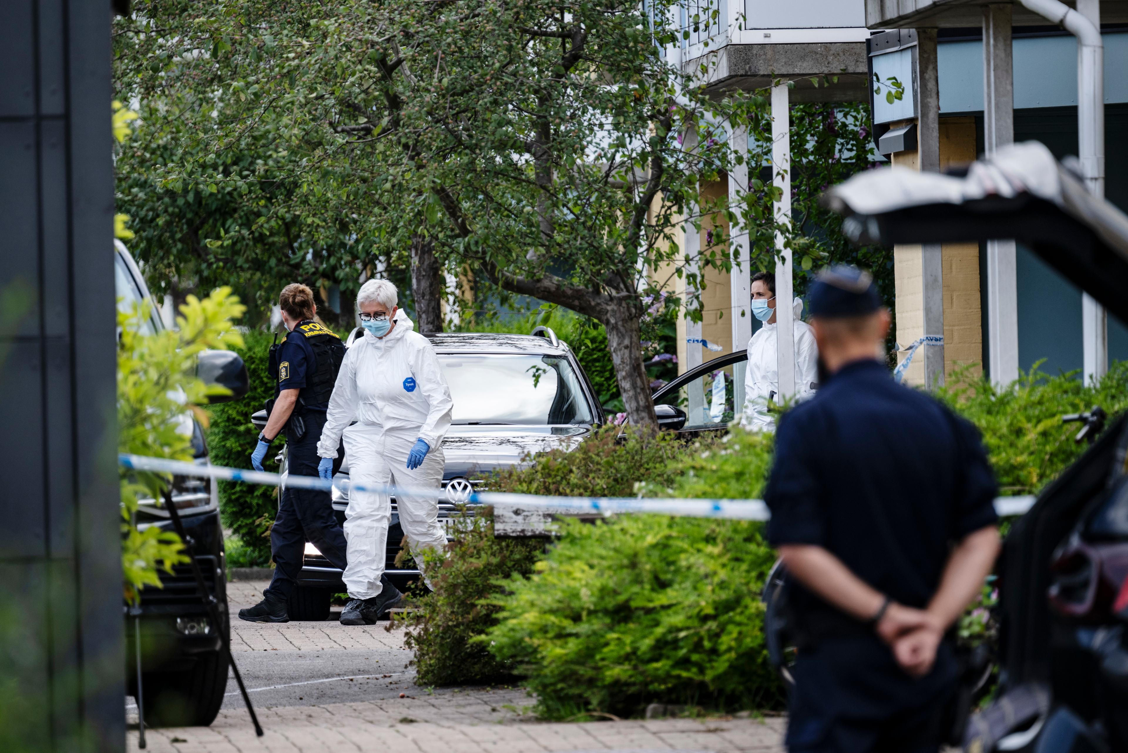 Polis på plats efter en dödsskjutning av en ung man på Dalhem i Helsingborg i augusti 2023. Vid mordet användes en pistol av det österrikiska märket Glock. Foto: Johan Nilsson/TT