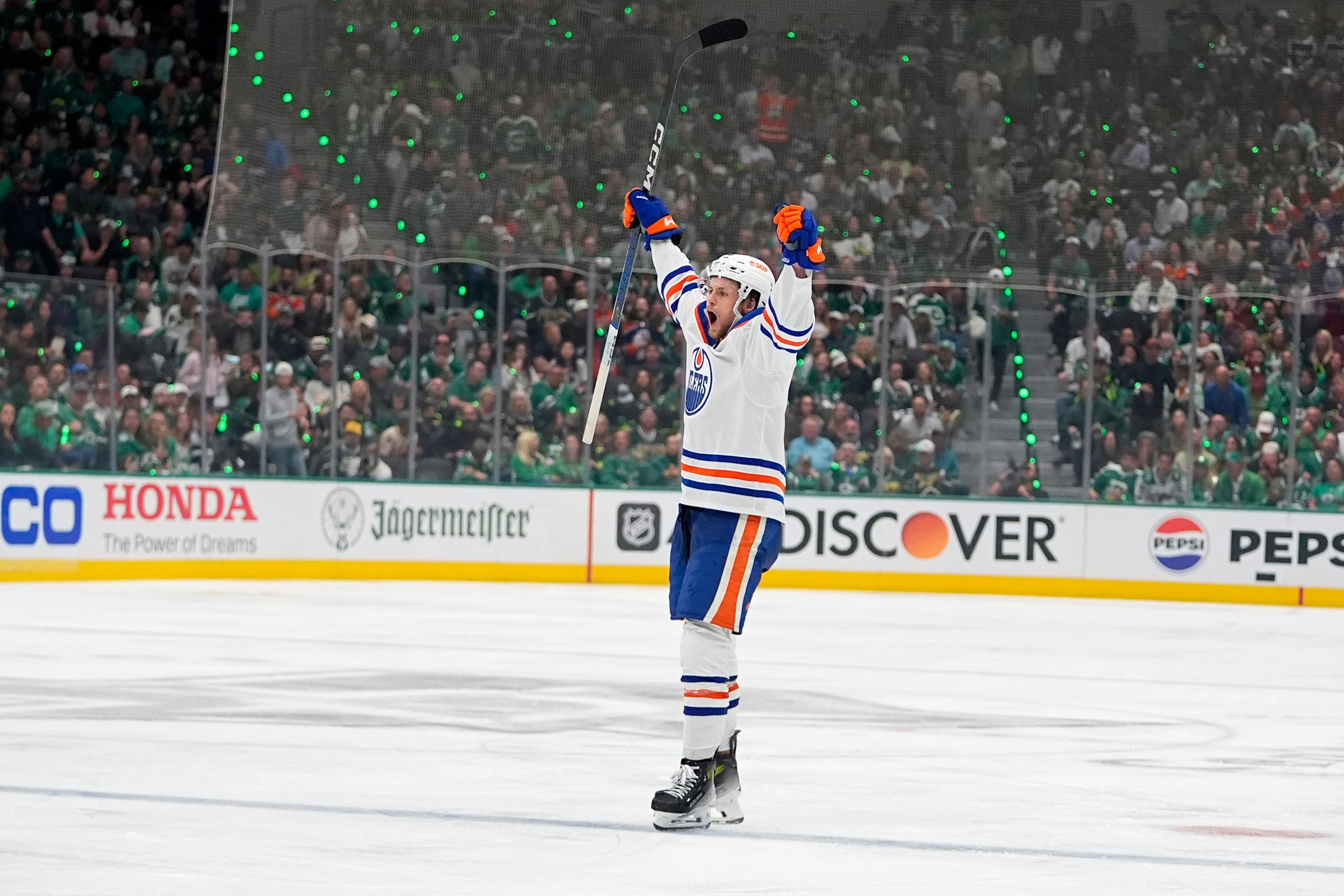 Svenska Philip Broberg firar efter att han gjort sin karriärs första mål i Stanley cup-slutspelet för sitt Edmonton. Foto: Julio Cortez/AP/TT