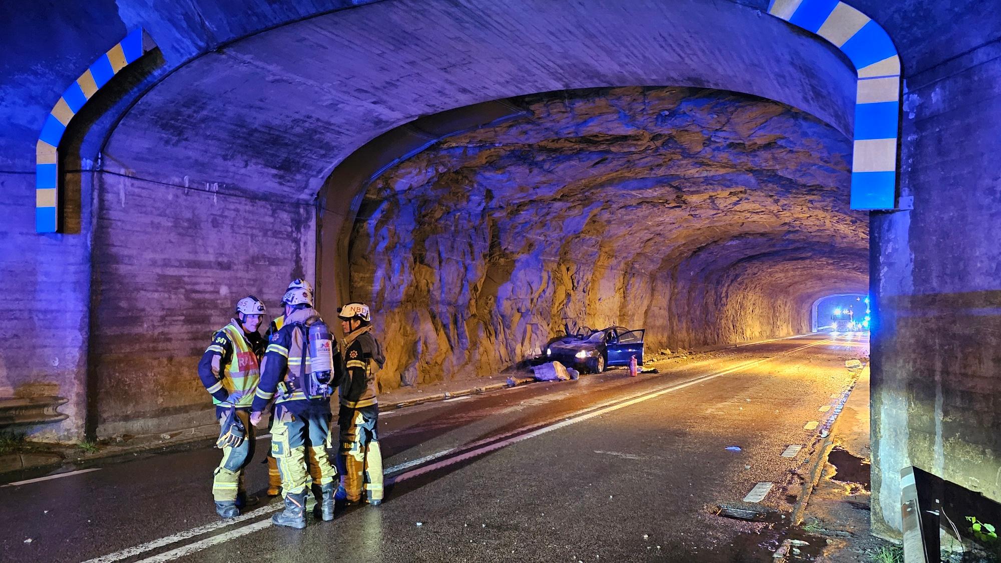 En stenbumling landade på en bil i Källötunneln, som förbinder Tjörn och Stenungsund, efter ett ras. Foto: Mikael Berglund/TT