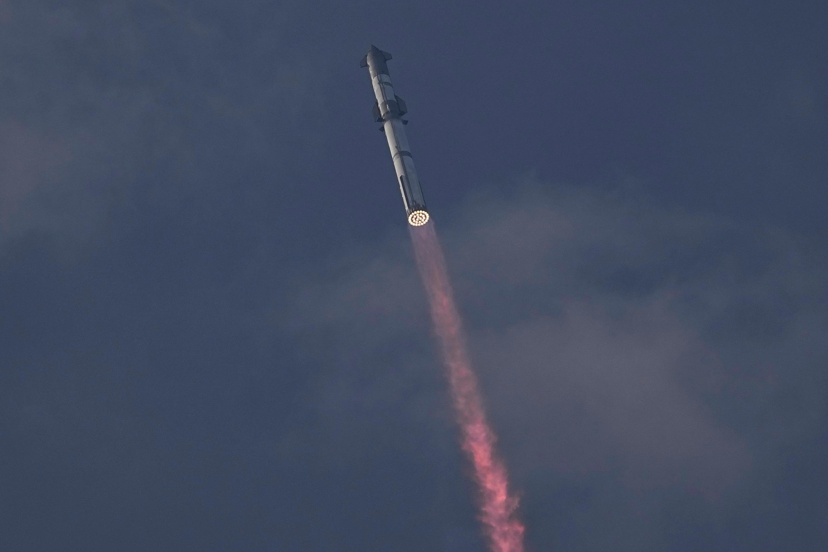 Rymdfarkosten Spaceship vid uppskjutningen i mars i år. Foto: Eric Gay/AP/TT