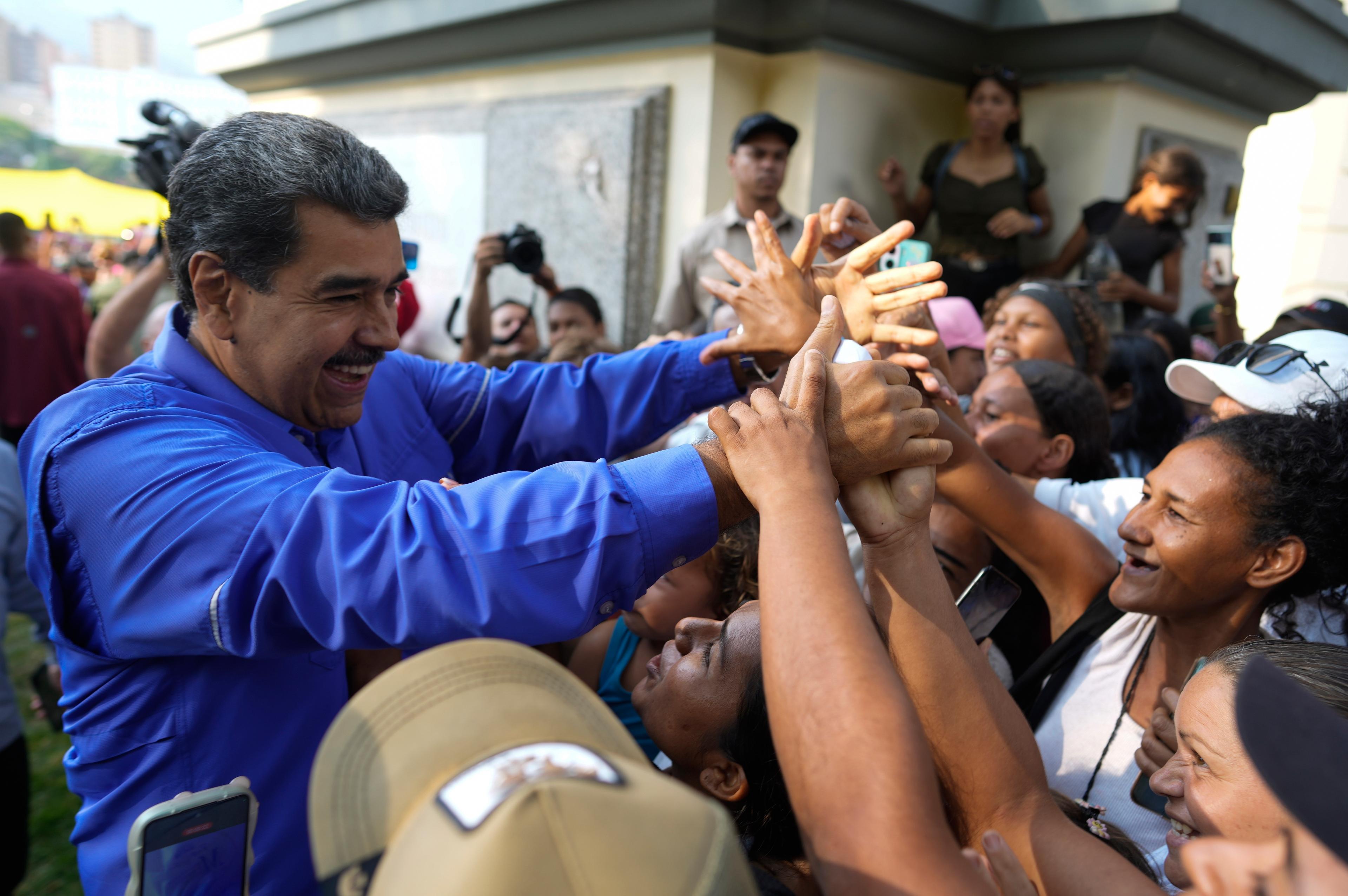 Venezuelas president Nicolás Maduro, som kampanjar för en tredje mandatperiod, möter anhängare vid ett politiskt möte. Arkivbild. Foto: Ariana Cubillos/AP