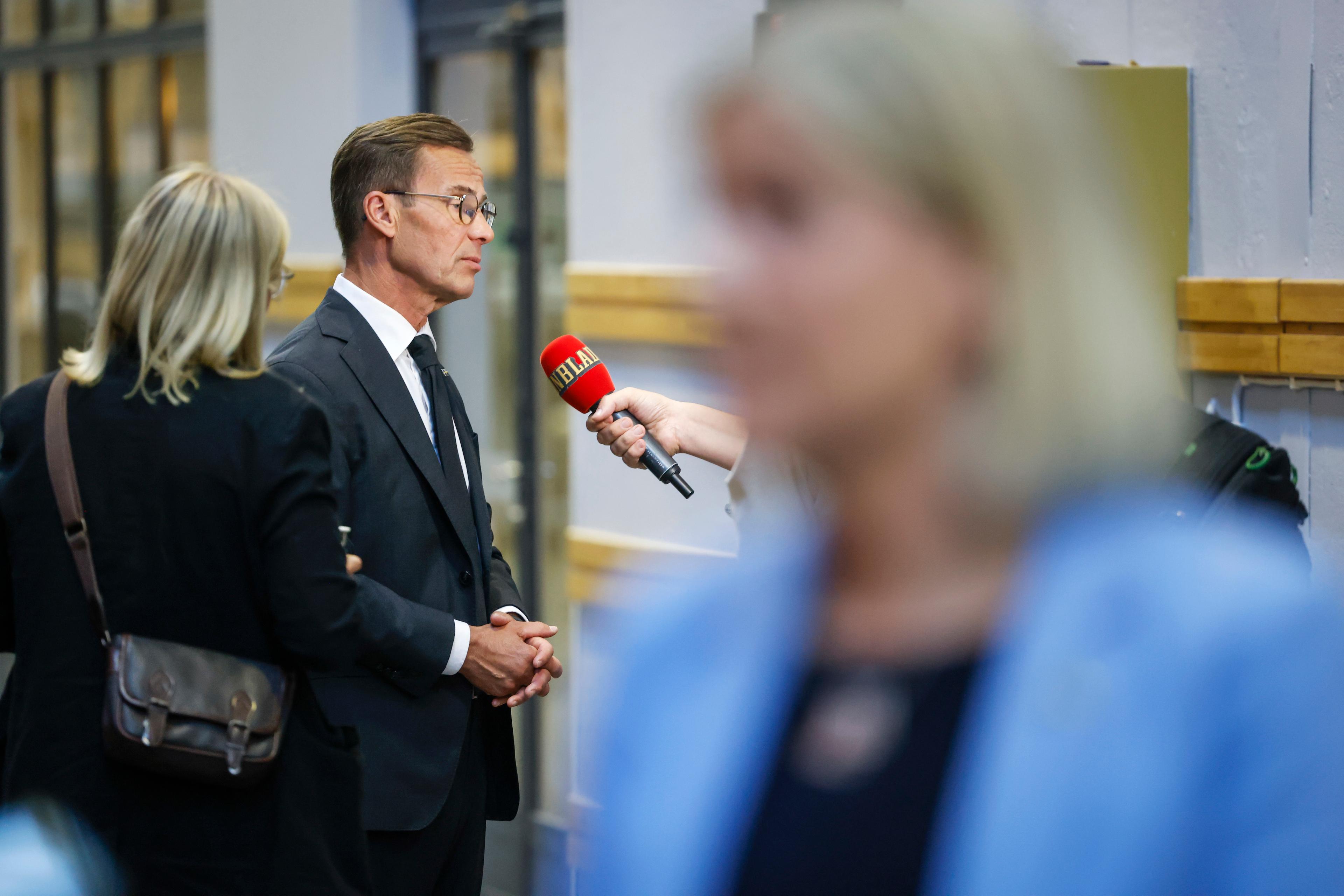 Statsminister Ulf Kristersson (M) och Socialdemokraternas partiledare Magdalena Andersson efter en EU-debatt i SVT:s Agenda. Foto: Fredrik Persson/TT