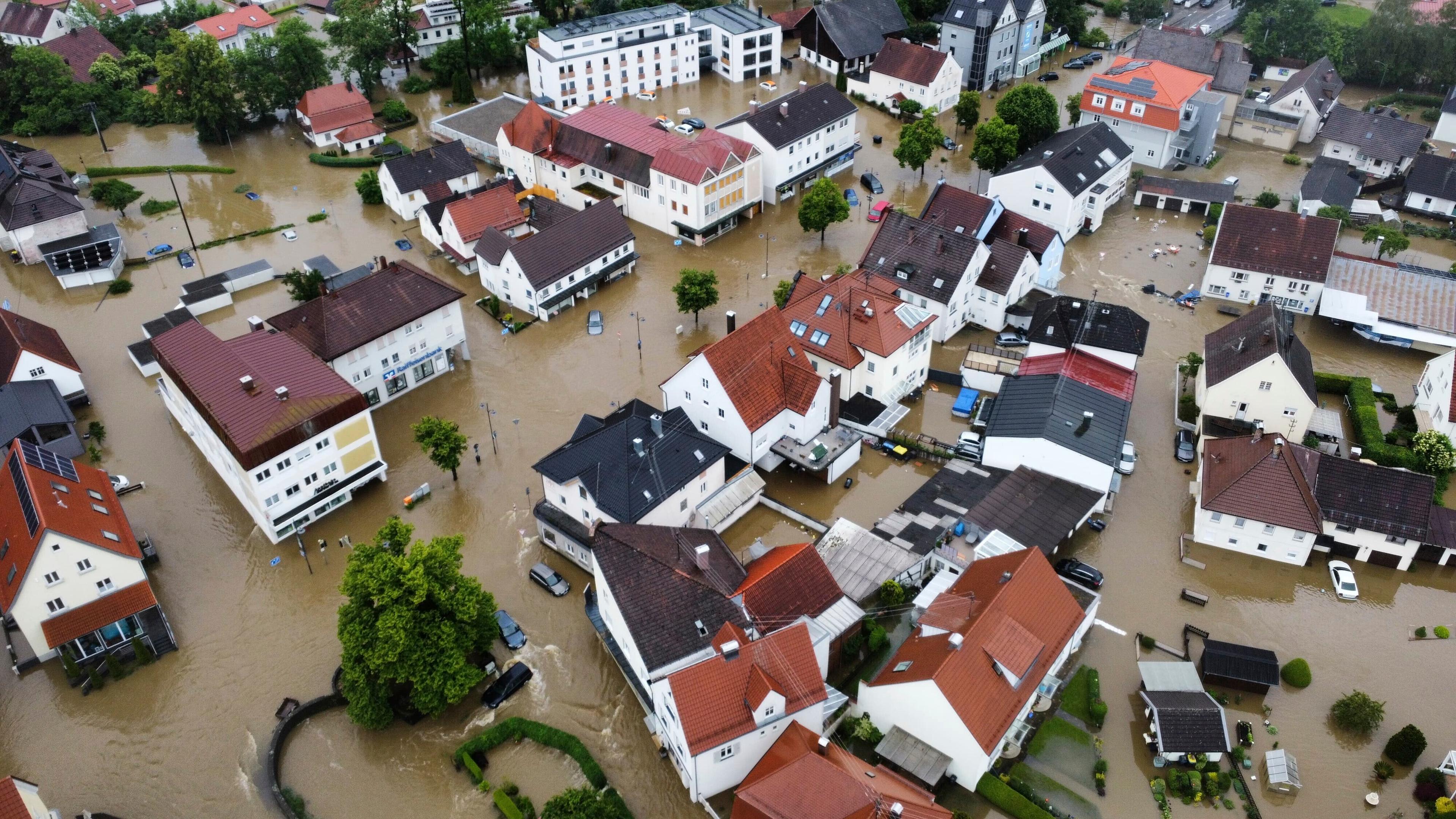 Översvämmade vägar i sydtyska Babenhausen. Foto: Nikolas Schaefers/DPA via AP/TT