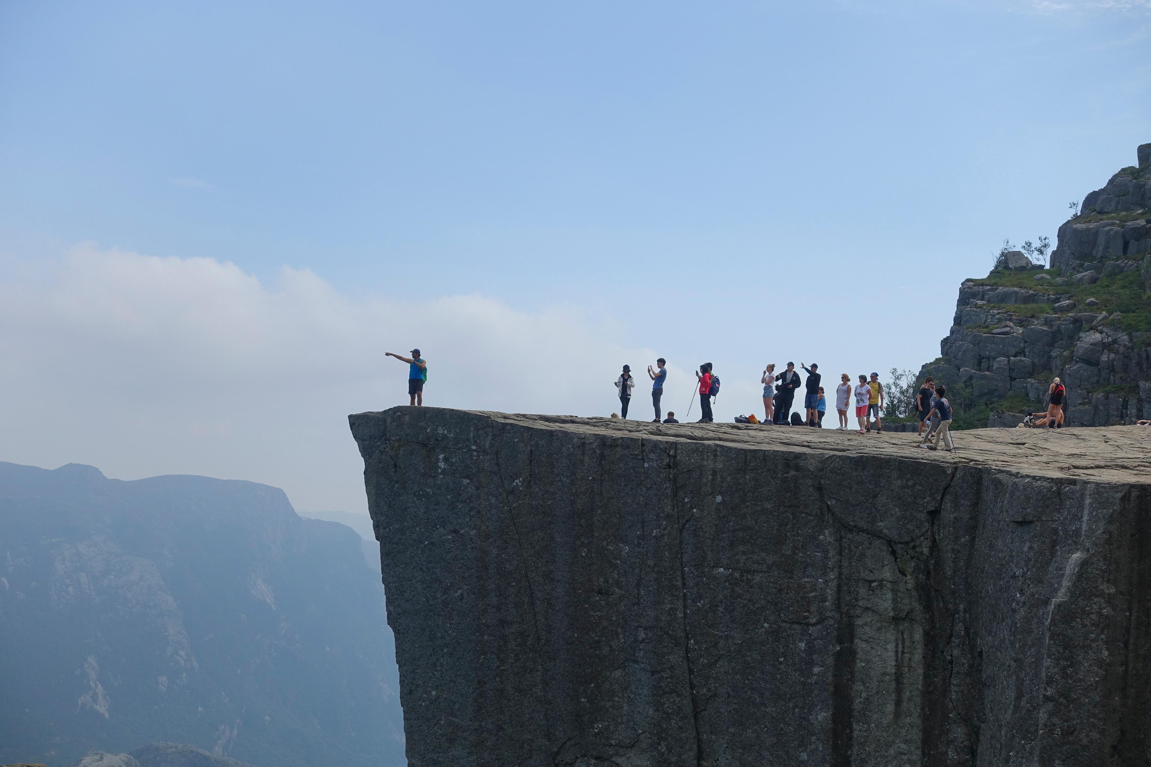 Turister på Preikestolen, vars dramatiska klippformation lockar hundratusentals besökare varje år. Arkivbild. Foto: Marianne Løvland/NTB/TT