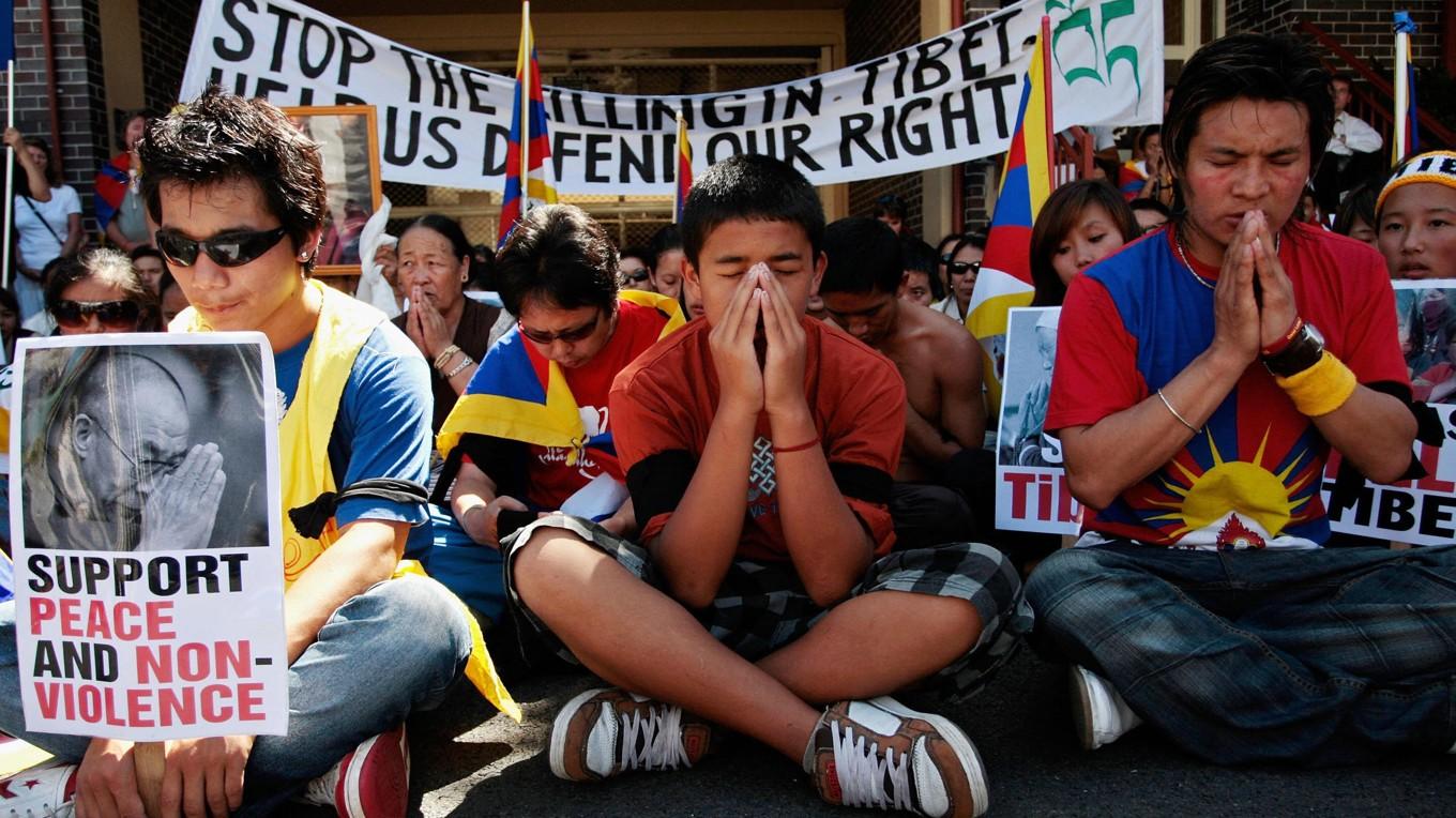 Protester vid det kinesiska konsulatet i Sydney i mars 2008. Sedan dess har ett stort antal tibetaner tvångsförflyttats. Foto: Anoek De Groot/AFP via Getty Images