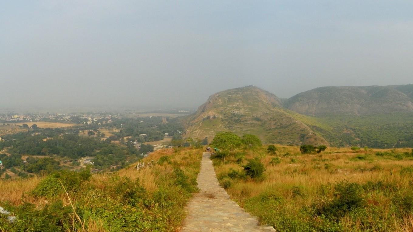 Bergen i Rajgir som stod som inspiration till de fiktiva Marabargrottorna i E.M. Forsters roman En färd till Indien. Foto: Public Domain