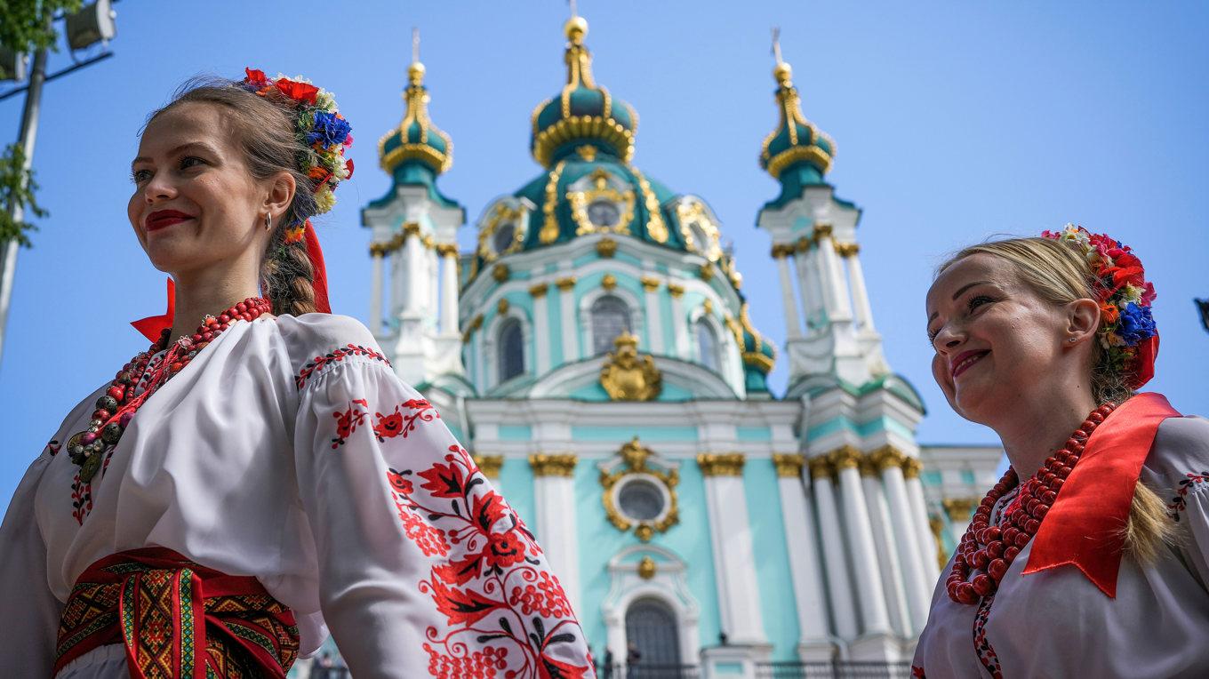 Traditionella ukrainska folksångare underhåller människor i Kievs gamla stadsdel under firandet av Kyiv-dagen den sista helgen i maj, den 28 maj 2022 i Kiev, Ukraina. Foto: Christopher Furlong/Getty Images