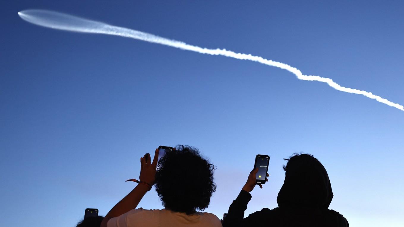 Uppskjutning av en av Space X Falcon 9-raketer med 22 starlink-satelliter i Kalifornien. Space X står för en stor del av den snabba ökningen av satelliter i omloppsbana. Foto: Mario Tama/Getty Images