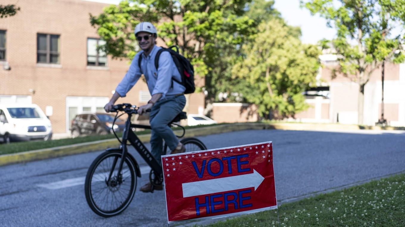 Förbipasserande cyklist vid en vallokal i Atlanta, Georgia, den 21 maj. Georgia, som är en av vågmästarstaterna, ser för närvarande bra ut för Trump. Foto: Madalina Vasiliu