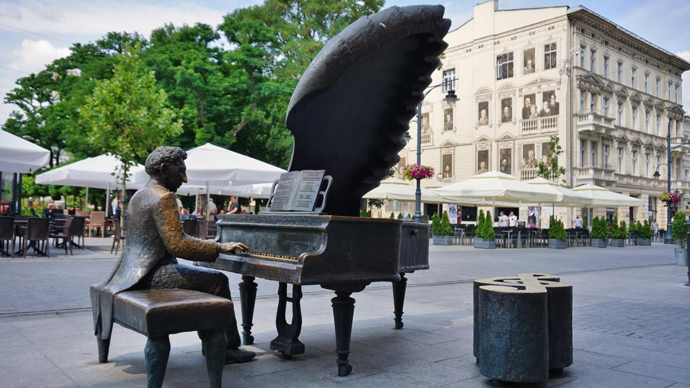 I Łódź i Polen finns en staty av Arthur Rubinstein (1887–1982), den polsk-amerikanske pianisten som gav konserter i 90-årsåldern. Foto: MirSiwy/Shutterstock