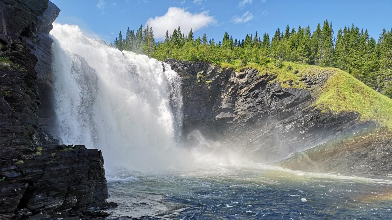 Tännforsen, ett av Sveriges största orörda vattenfall. Kommer några av våra vattenkraftverk att rivas och forsarna att återställas? Foto: Lina Lindvall/Shutterstock