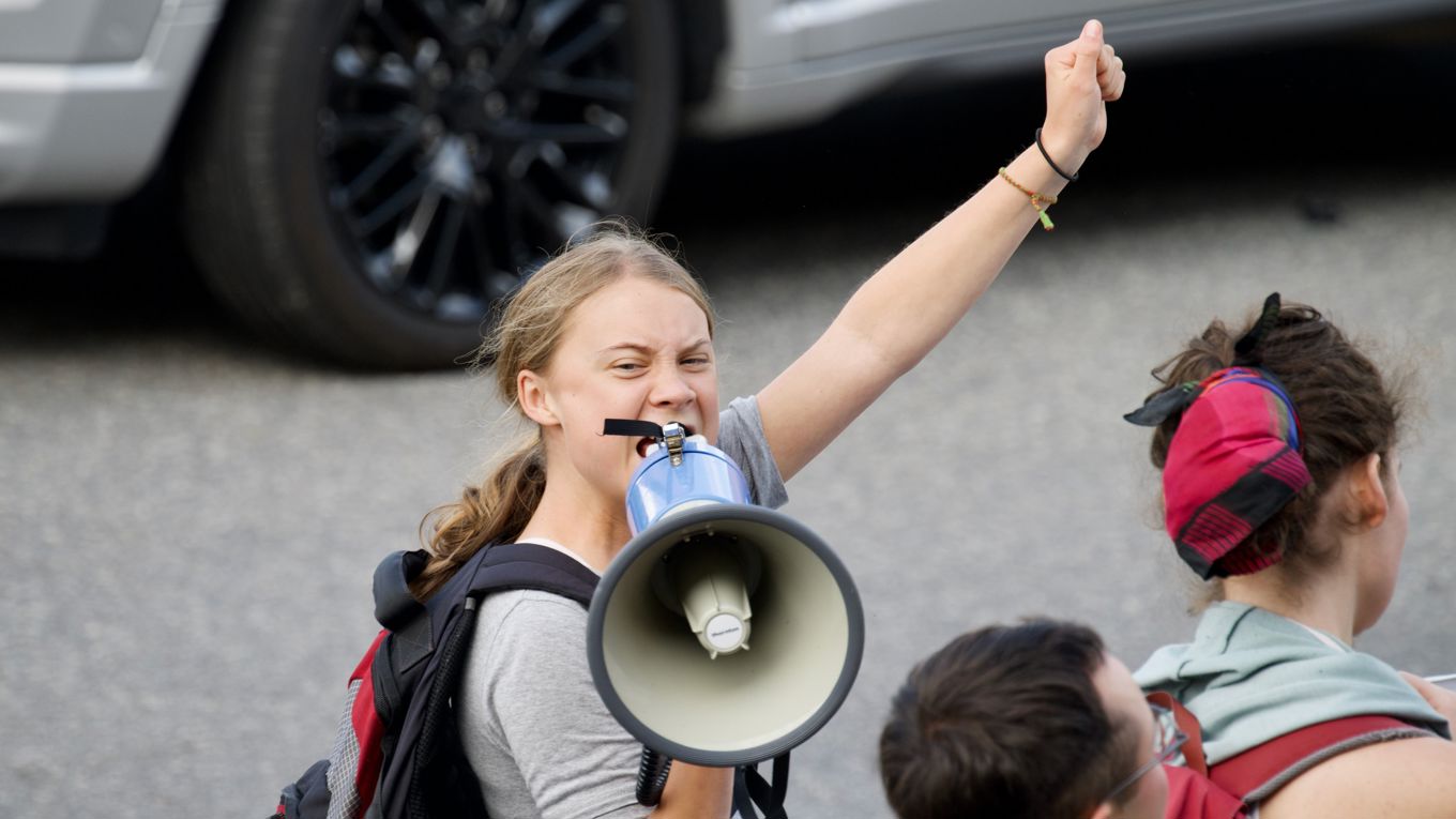 Greta Thunberg demonstrerar med Fridays for Future i Stockholm i september 2023. Intern kritik mot Thunbergs ställningstagande i andra frågor splittrar nu organisationen. Foto: Liv Oeian/Shutterstock