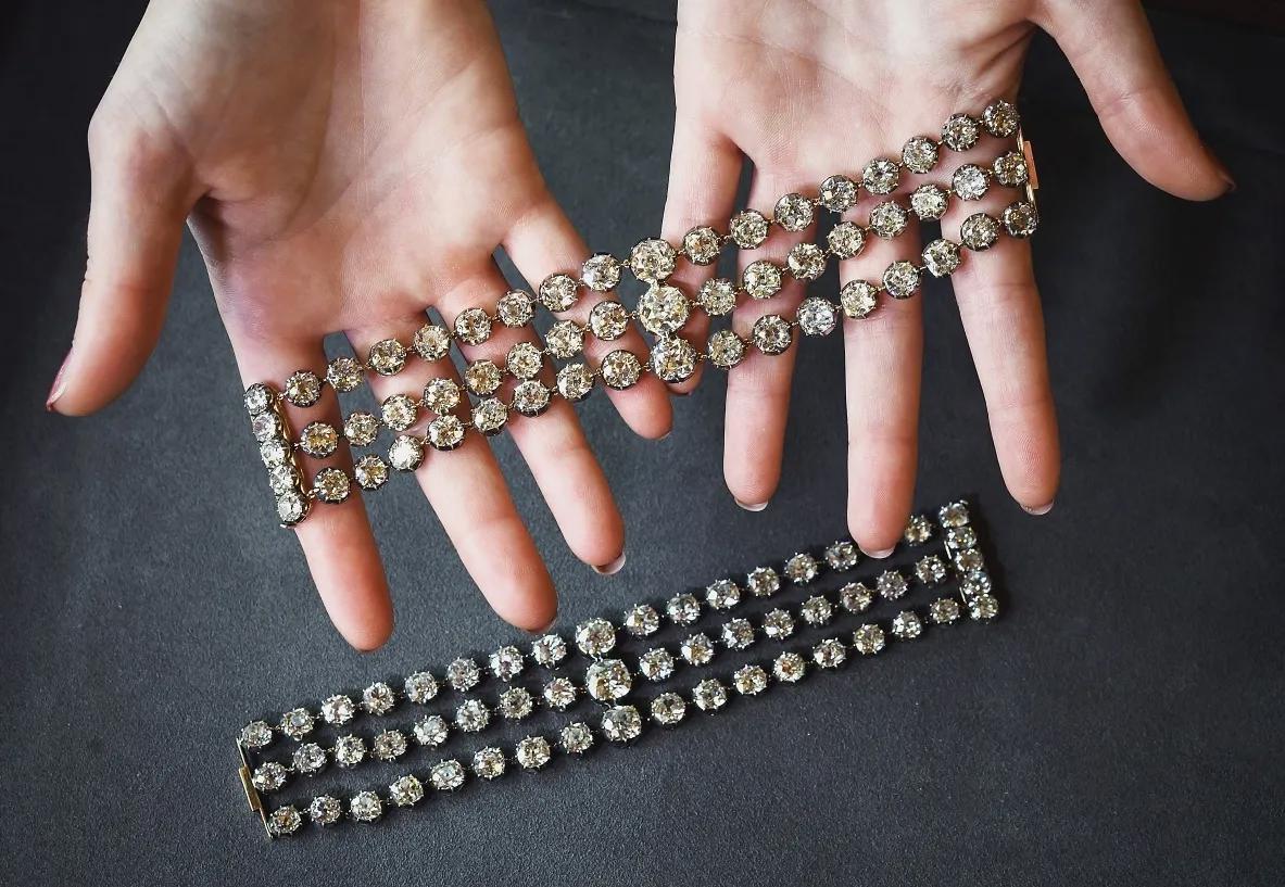 Två diamantarmband från Böhmer, vardera med 56 diamanter, som Marie-Antoinette köpte, såldes av Christie’s i Genève 2021 för drygt 88,5 miljoner kronor.
Foto: Fabrice Coffrini/AFP via Getty Images