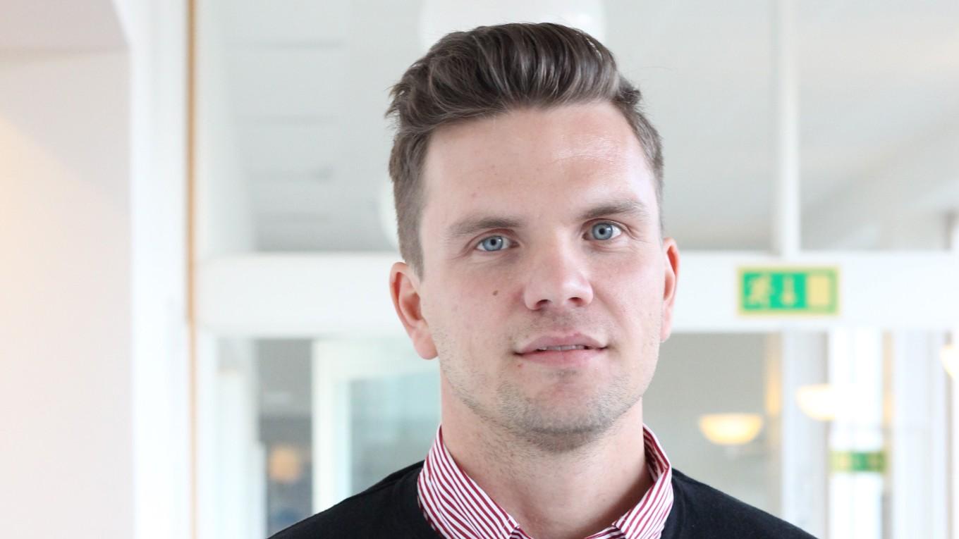 Daniel Tyskbo är biträdande universitetslektor i hälsoinnovation vid Högskolan i Halmstad och en av forskarna bakom studien om rollen som mellanchef i offentlig sektor. Foto: Malin Tengblad